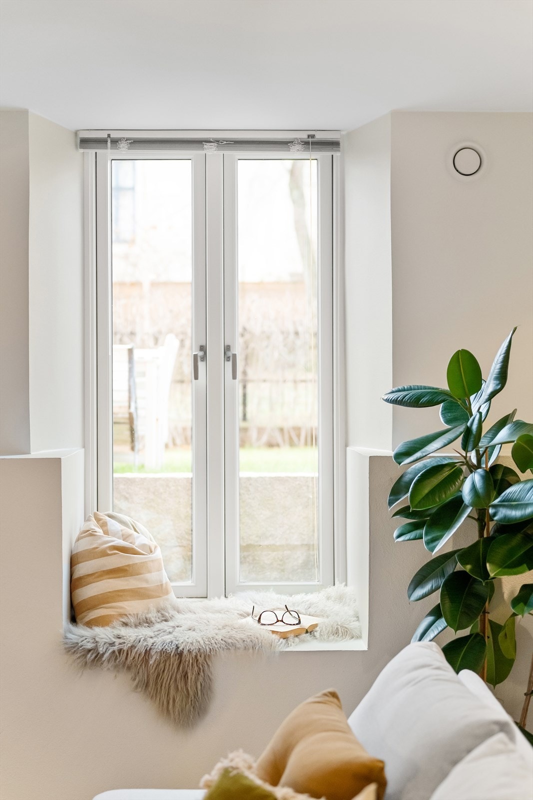 Direkte utgang til solrik forhage med felles utemøbler Galleribilde