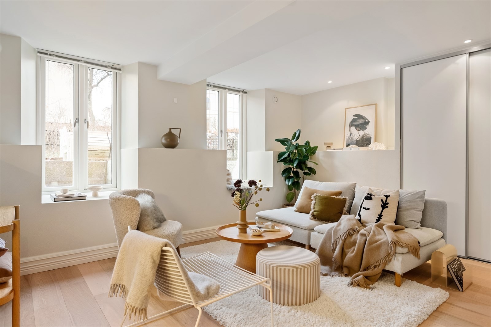 Praktisk løst skyvedørsgarderobe for ekstra oppbevaring, i tillegg til 1 stk bod i samme etasje som leiligheten Galleribilde