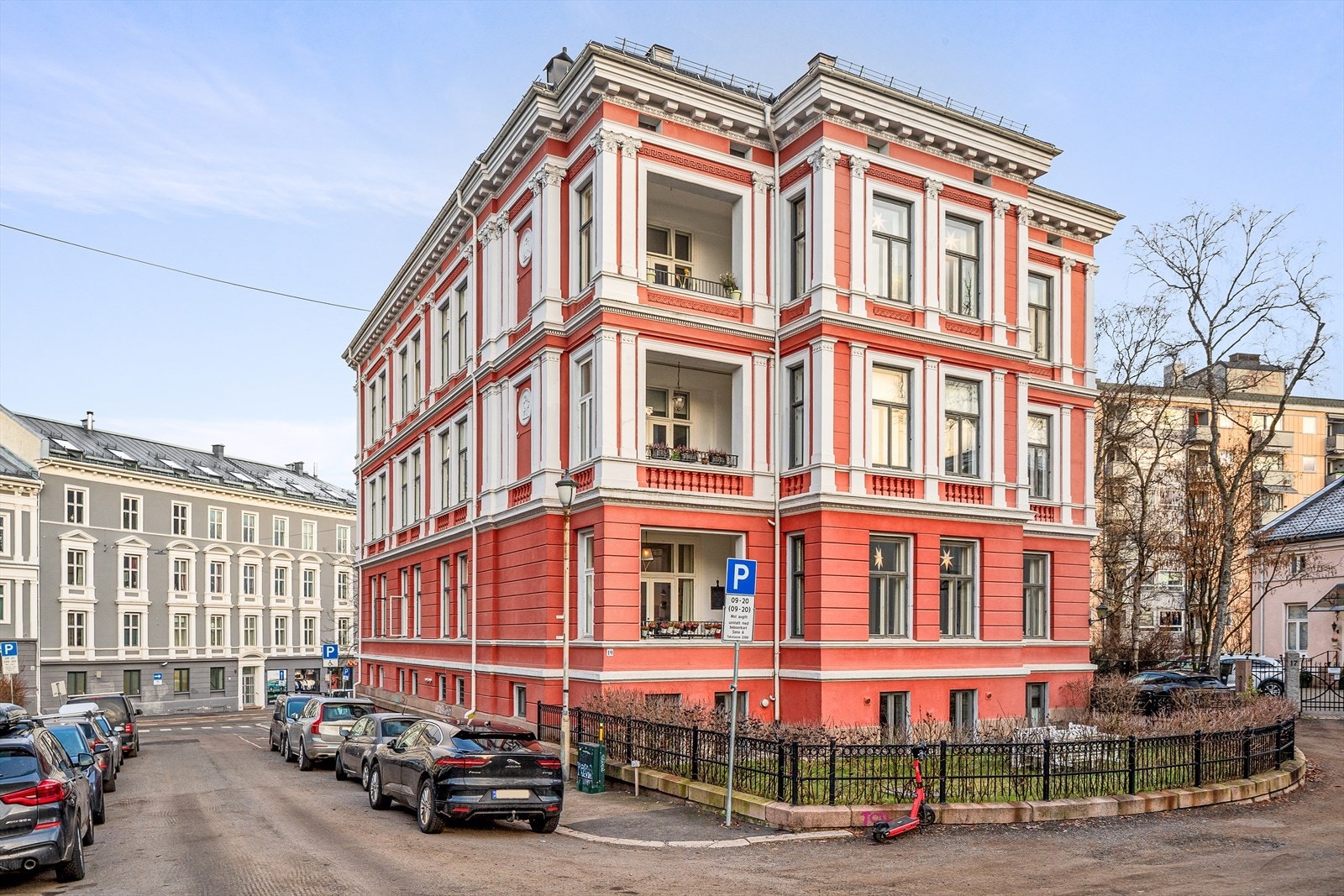 Beliggenhet på en av byens beste adresser i praktfull og klassisk 1880-gård med hyggelig forhage Galleribilde