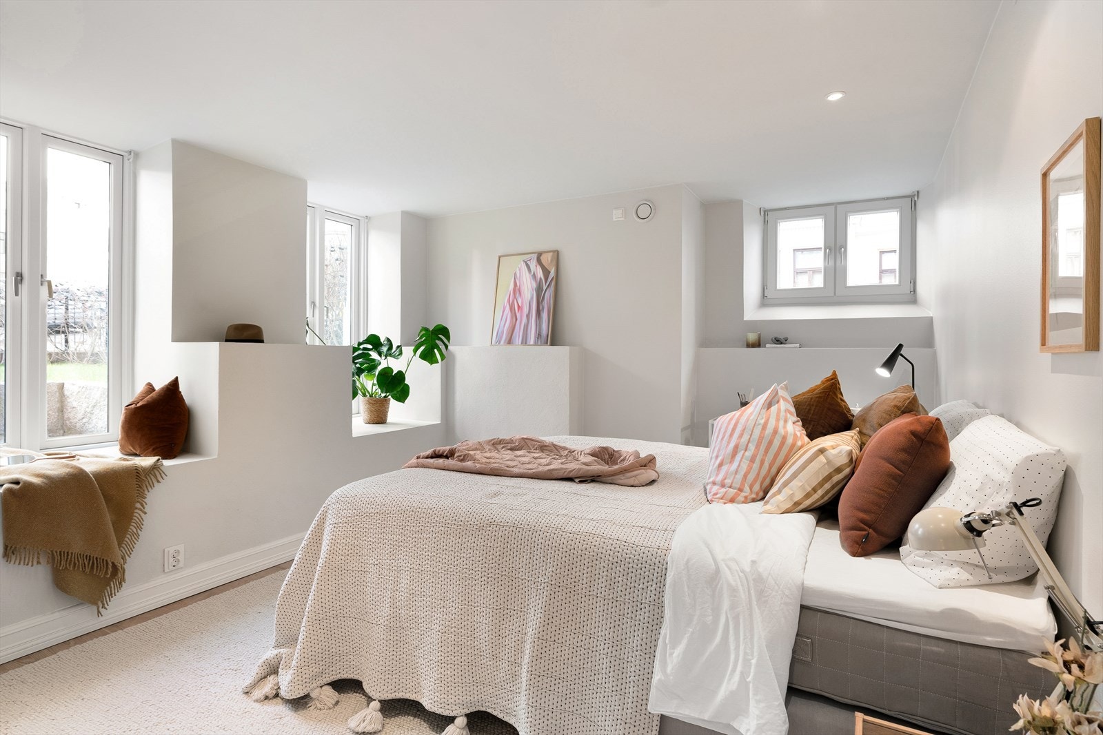 Soverommet har plass til dobbeltseng, nattbord, kontorpult og tilhørende møblement Galleribilde