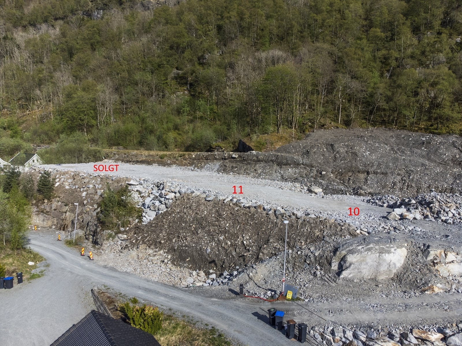 Tre tomter, en er solgt Galleribilde