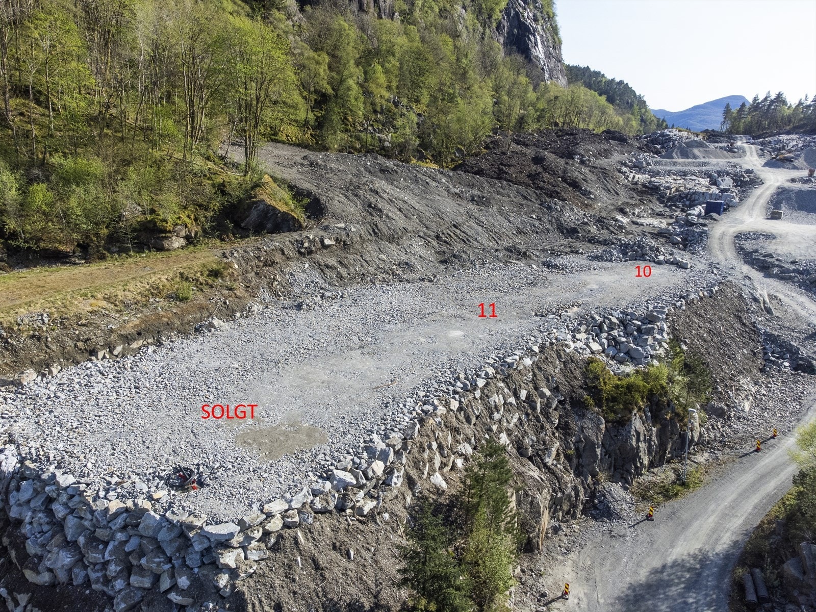 Tre tomter, en er solgt Galleribilde