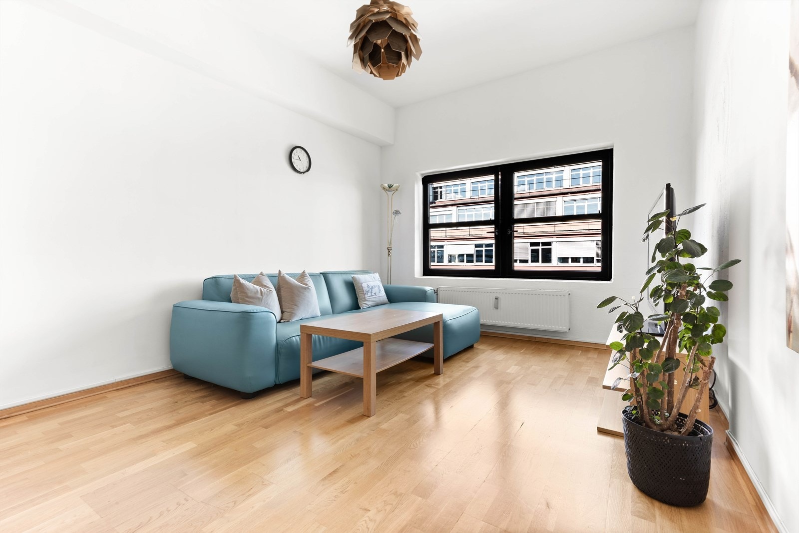 Stuen oppleves lys og luftig noe som understrekes med store vindusflater som slipper inn godt med naturlig dagslys. Galleribilde