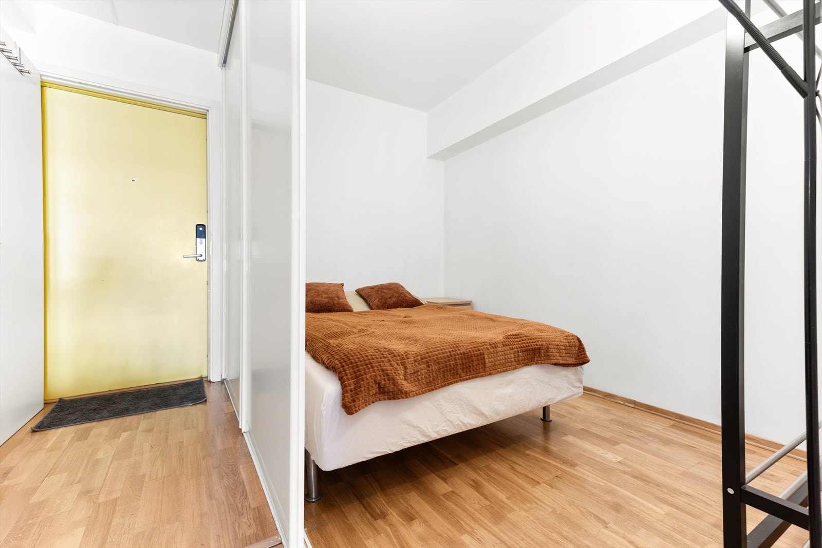 Leiligheten har en praktisk sovealkove som er smart avskjermet fra resten av oppholdsrommet. Galleribilde