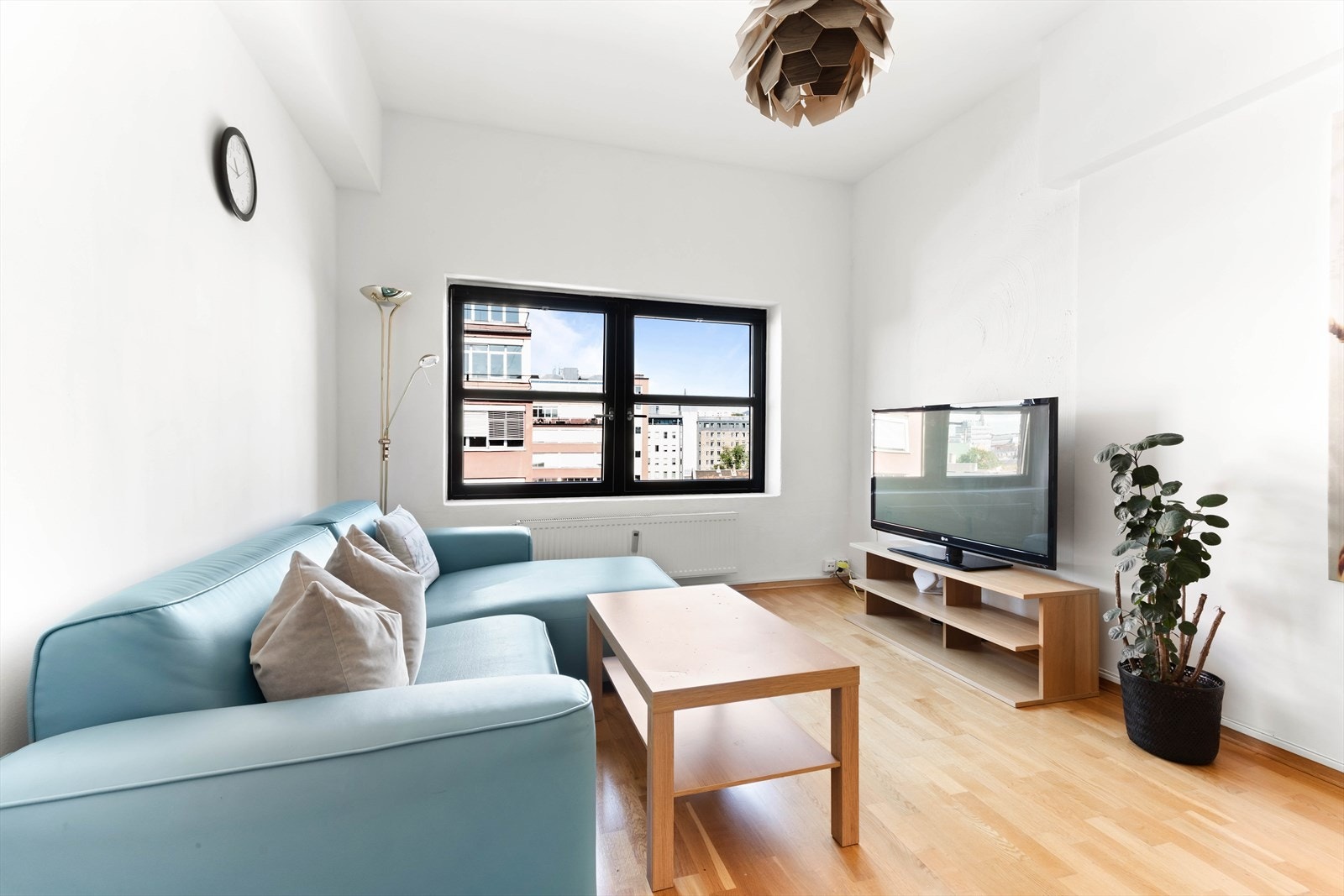 Takhøyden er ca. 2,7 meter, og gulvene er belagt med parkett. Galleribilde