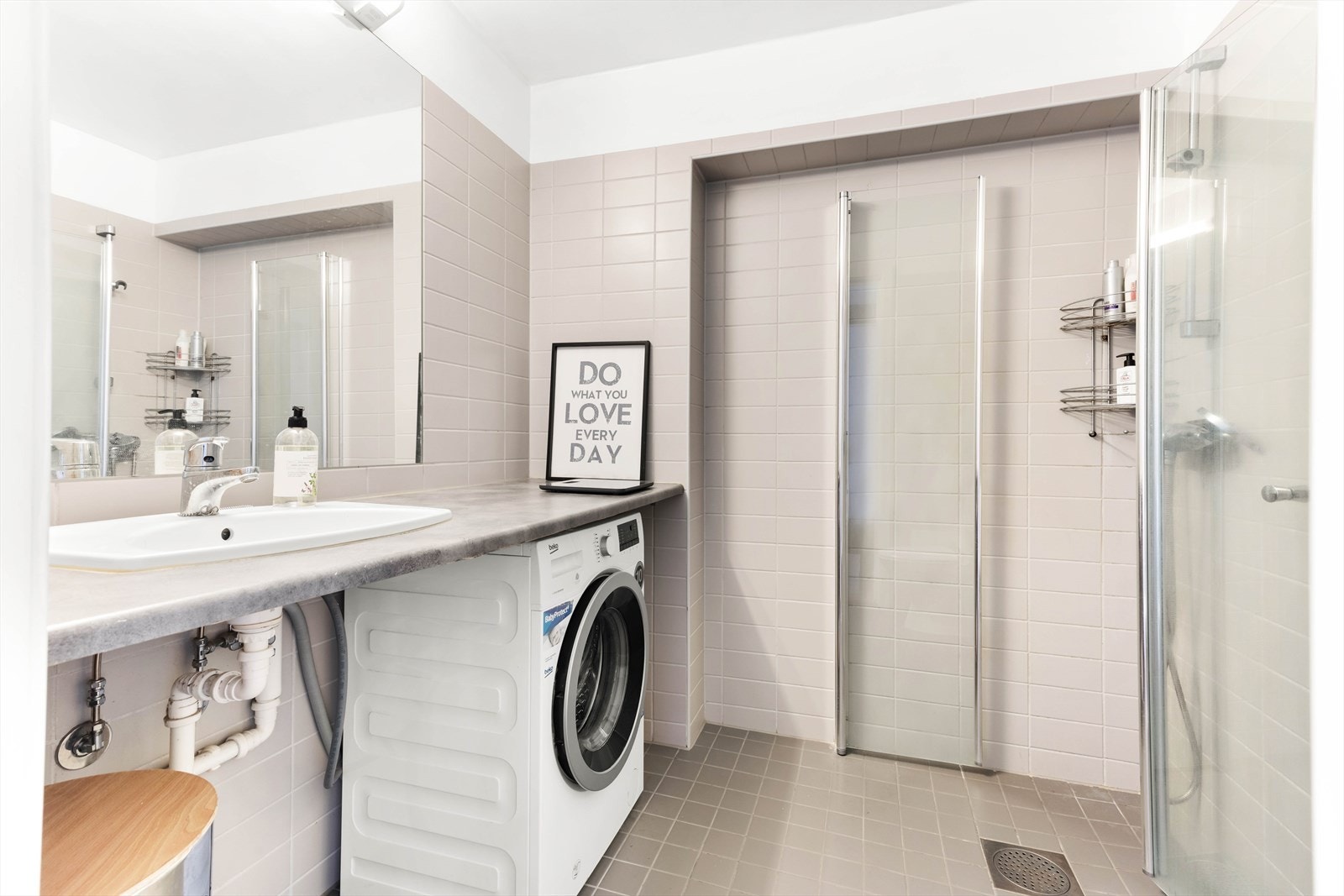 Badet er flislagt og har gulvvarme som gir ekstra komfort. Galleribilde