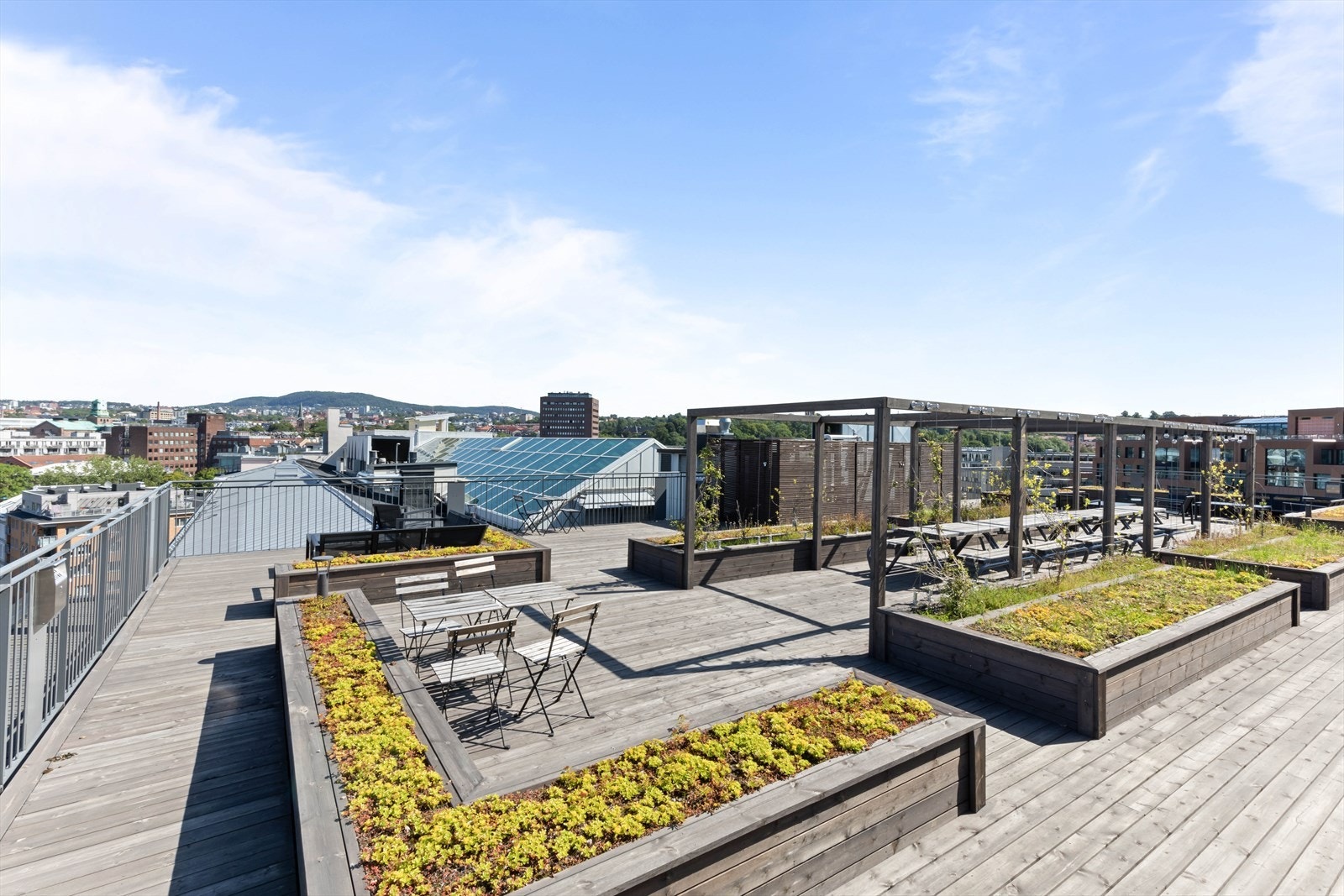 Dette er en lys og attraktiv studioleilighet i 7. etasje. Brl har en stor, solrik, felles takterrasse. Galleribilde