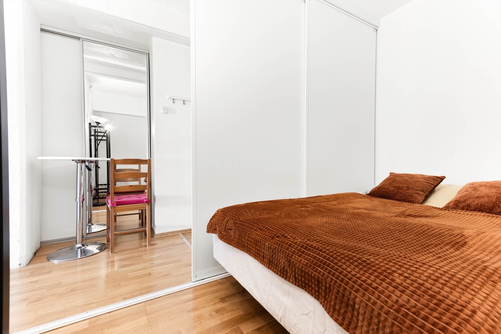 Det er plass til dobbeltseng og nattbord, og løsningen gir en tydelig sone for hvile. Galleribilde