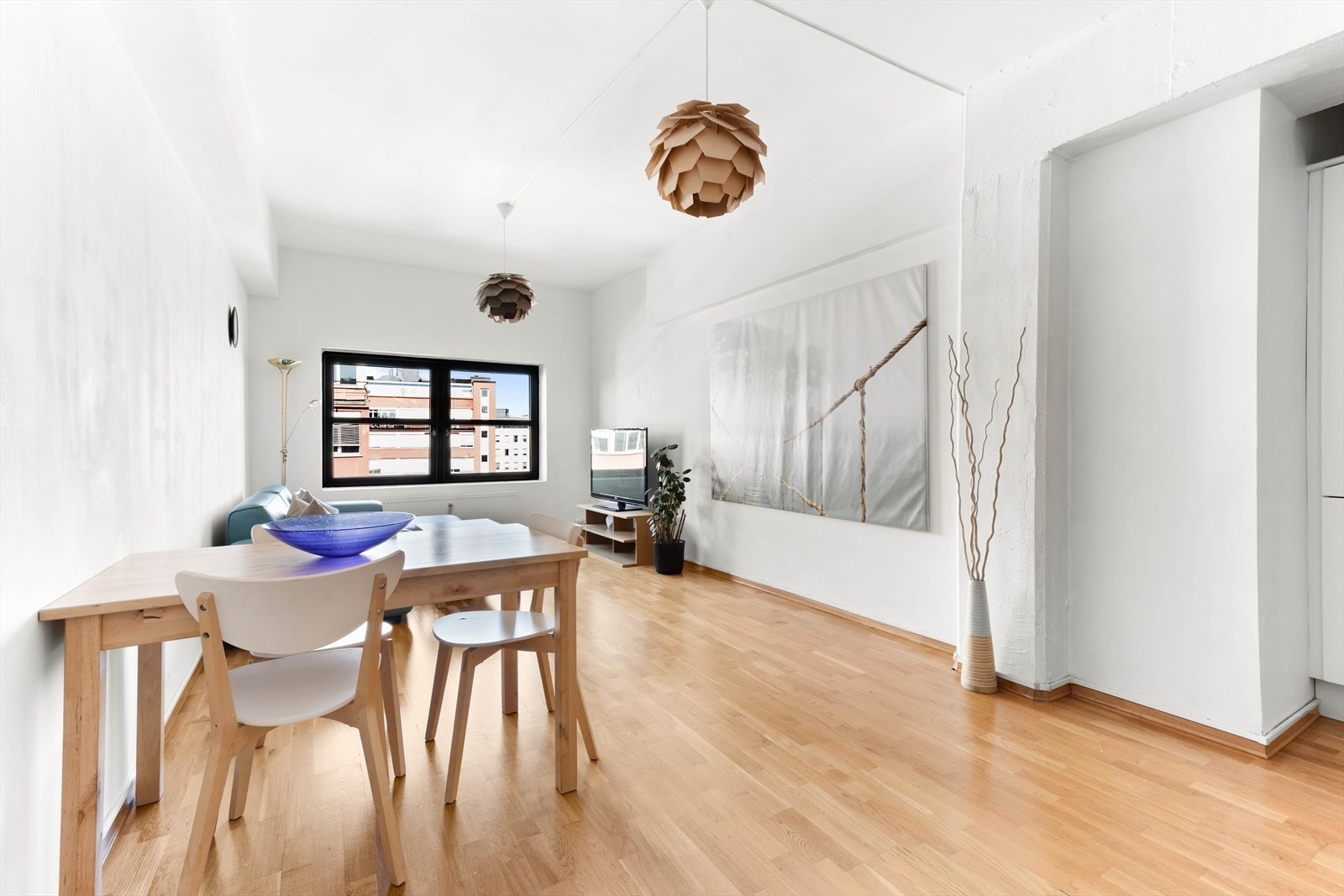 Det er god plass til både sofagruppe og annet møblement. Galleribilde