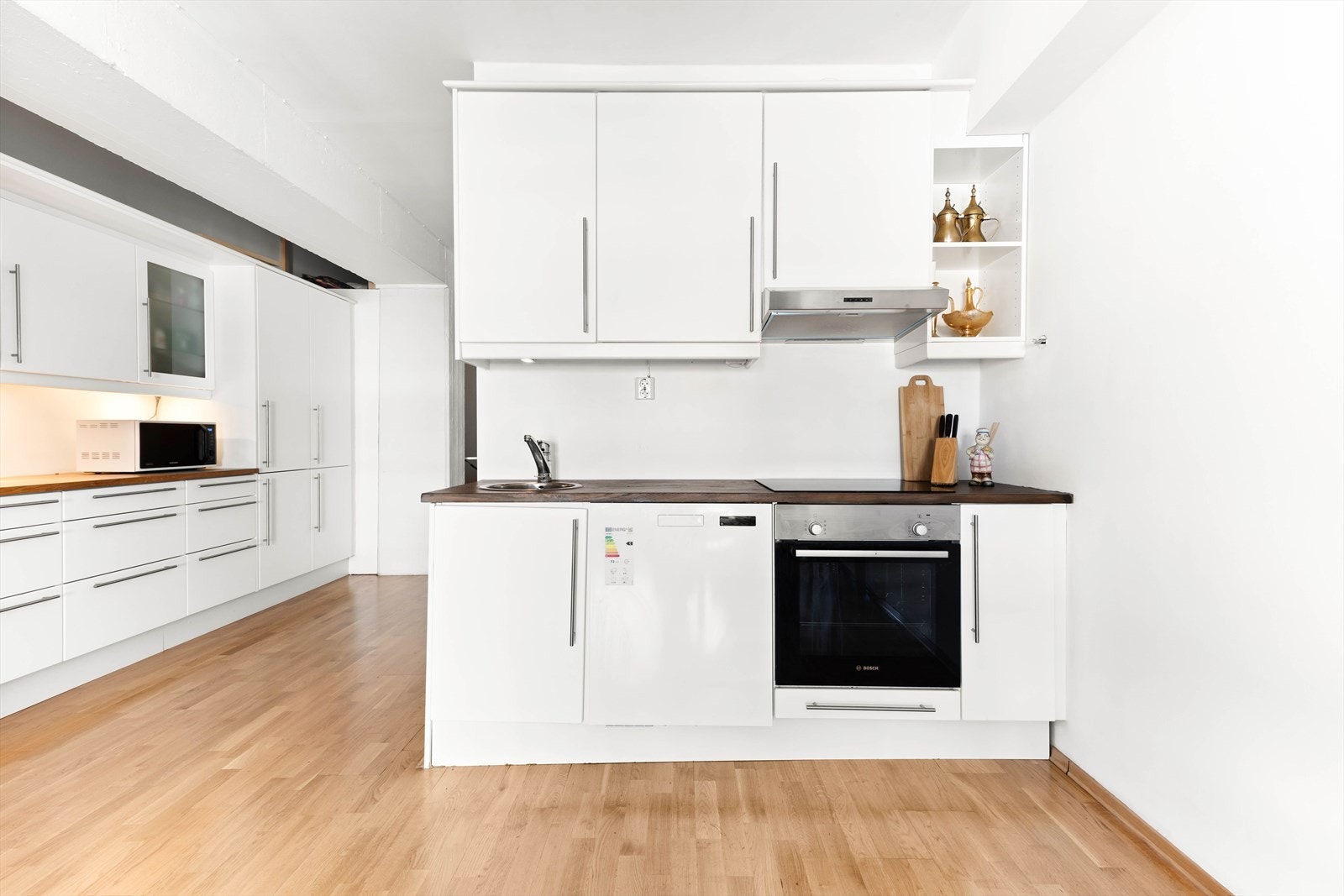 Åpen og praktisk kjøkkenløsning med en stilren finish. Galleribilde