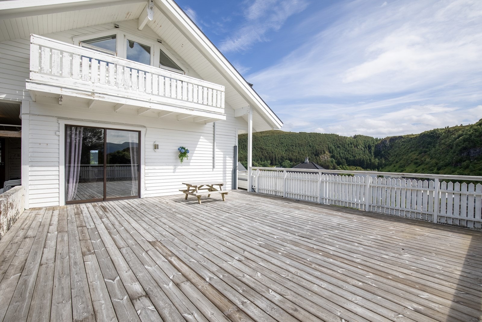 Stor terrasse er opparbeidet på sydsiden av boligen Galleribilde