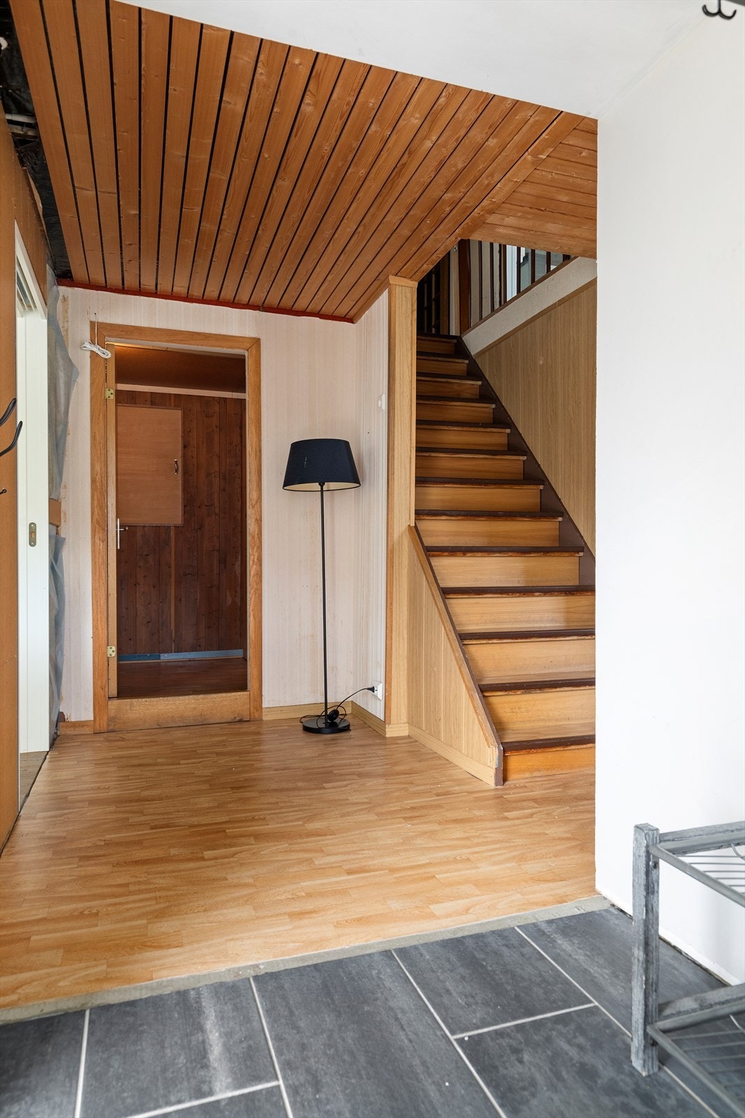 Entré mot kjellergang Galleribilde