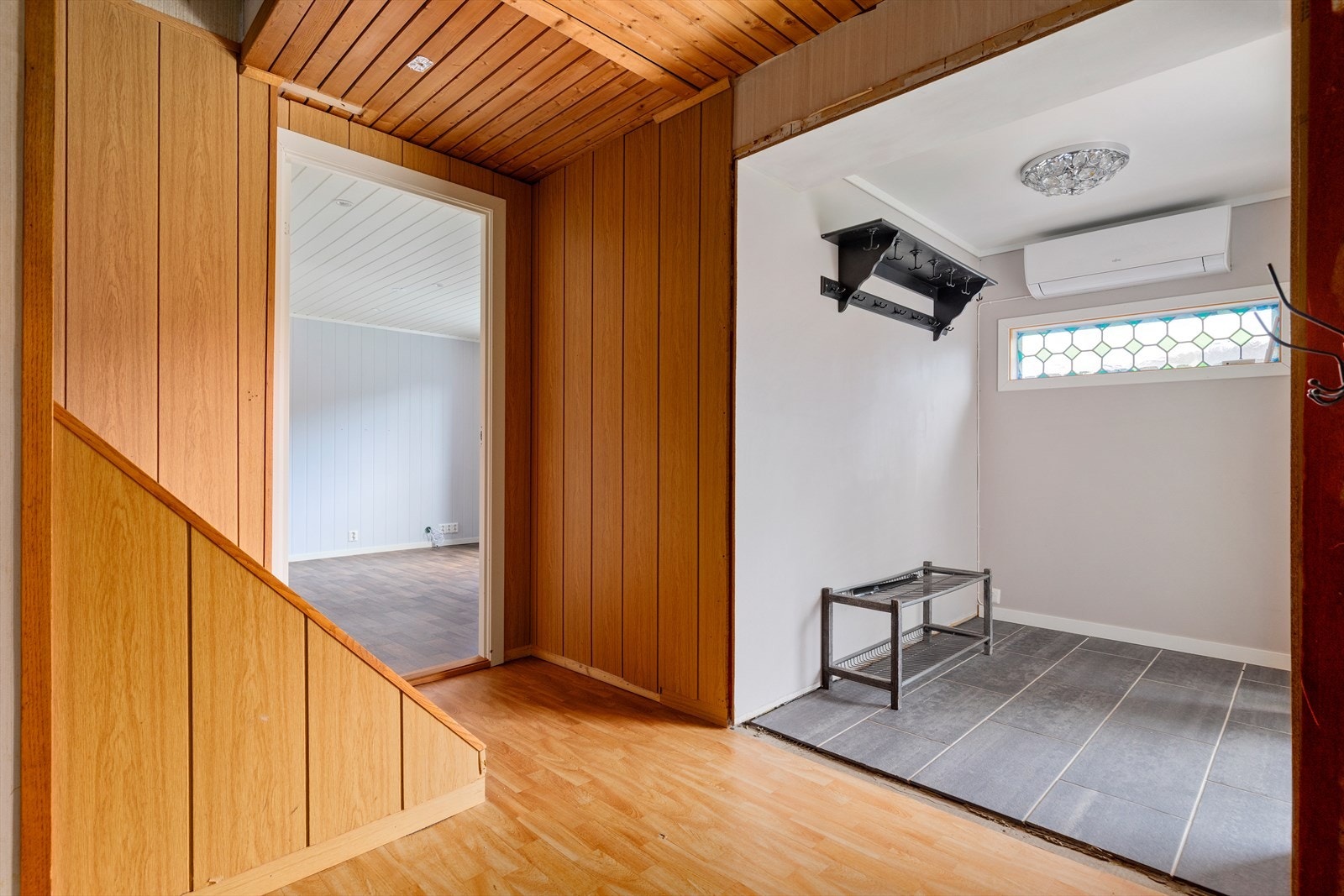 Kjellergang mot entré Galleribilde