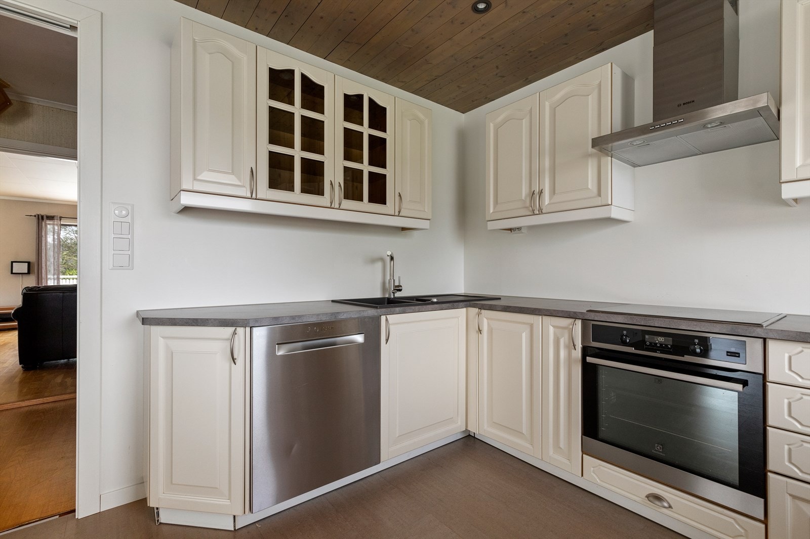 Kjøkkeninnredning fra Skeide Møbelindustri med profilerte fronter og laminat benkeplate med nedfelt vask og platetopp | integrert stekeovn Galleribilde