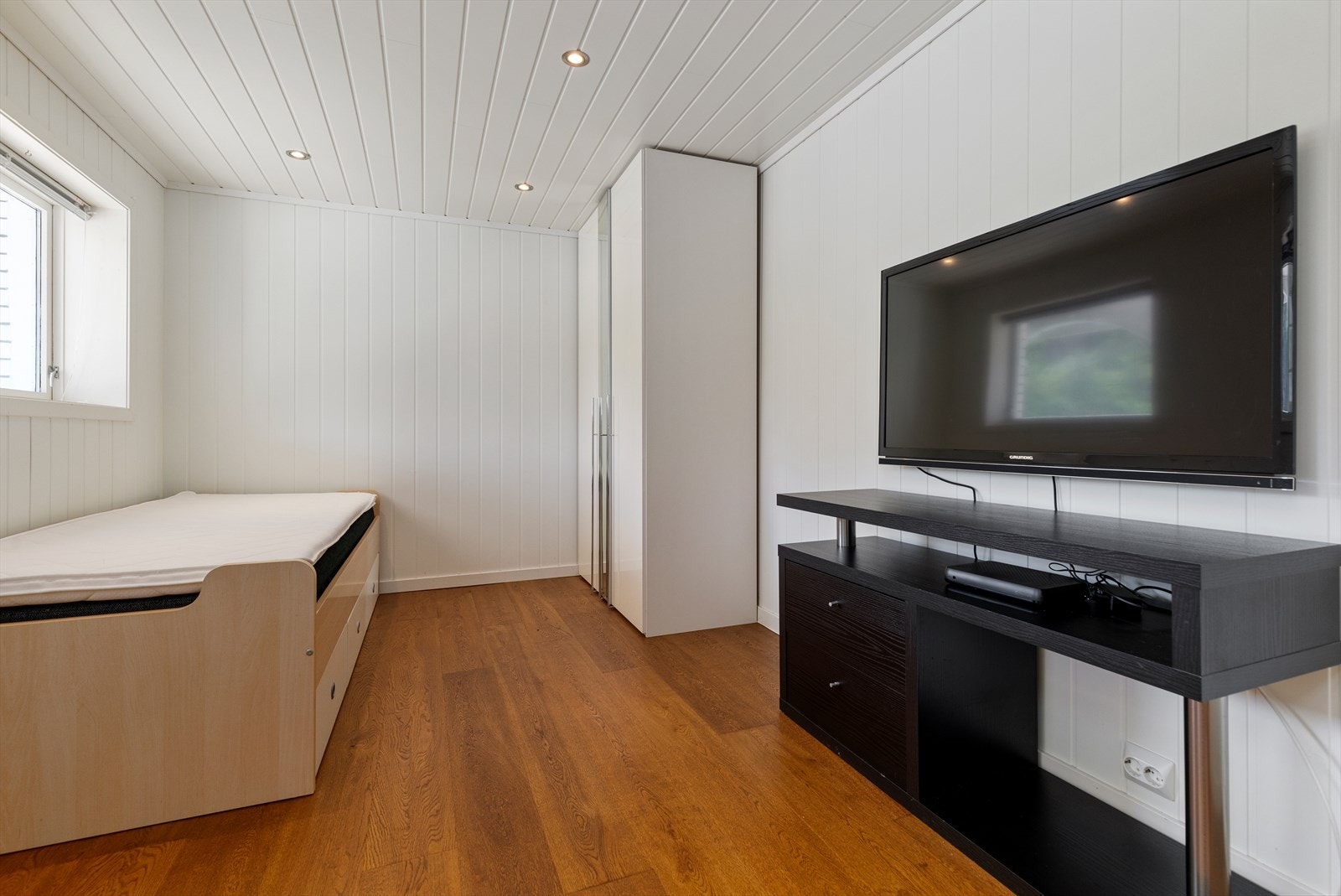 Soverom i kjeller | kjelleretasjen har i byggegodkjente tegninger ingen definert bruk, så det har ikke vært mulig for meglerforetaket å vurdere lovligheten av bruken her Galleribilde