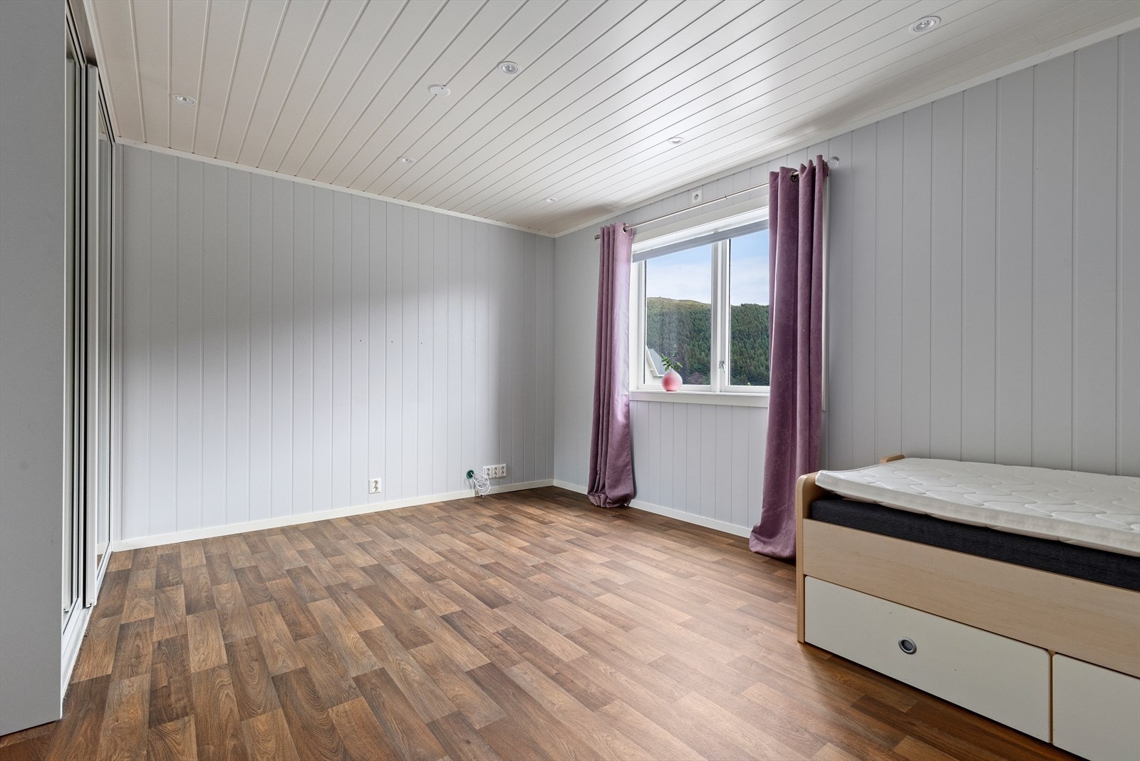 Soverom i kjeller | kjelleretasjen har i byggegodkjente tegninger ingen definert bruk, så det har ikke vært mulig for meglerforetaket å vurdere lovligheten av bruken her Galleribilde