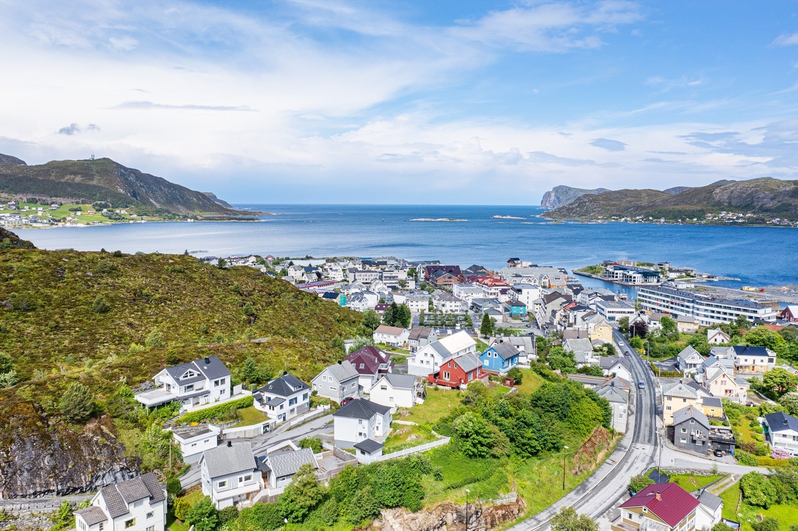 Boligen ligger på flott utsiktstomt med gode solforhold og flott utsikt sentralt i Fosnavåg Galleribilde