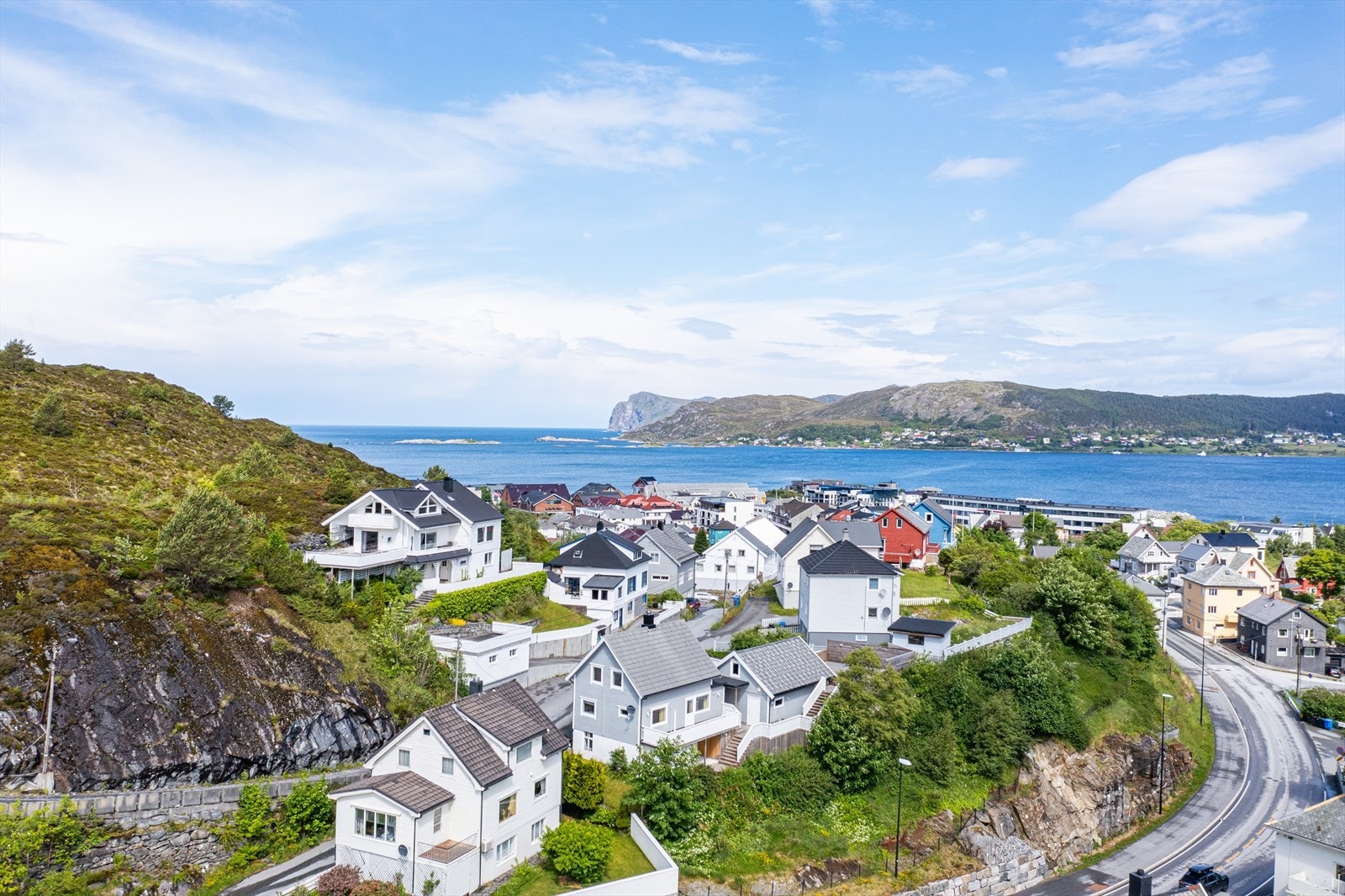 Boligen ligger på flott utsiktstomt med gode solforhold og flott utsikt sentralt i Fosnavåg Galleribilde