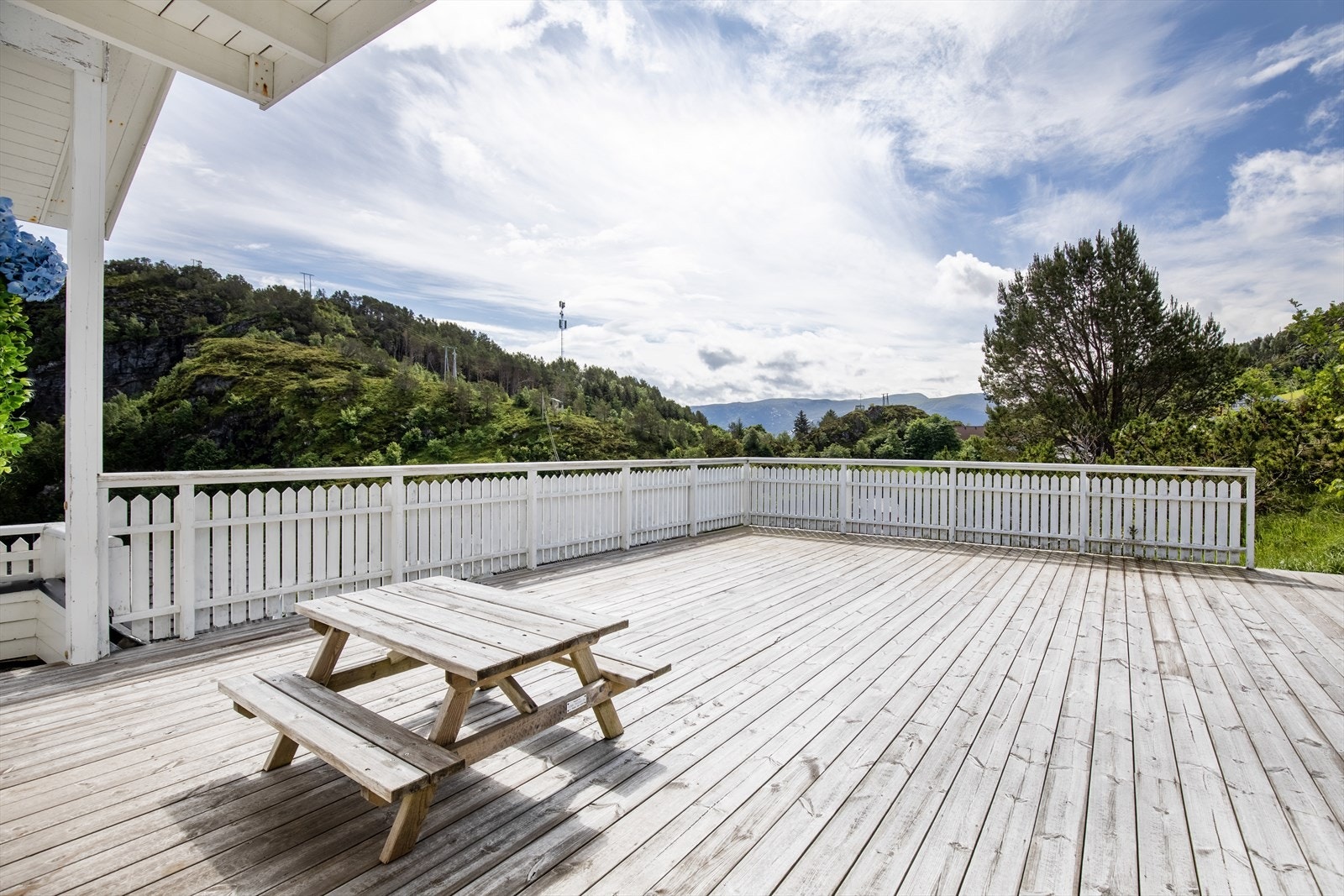 Stor terrasse er opparbeidet på sydsiden av boligen Galleribilde