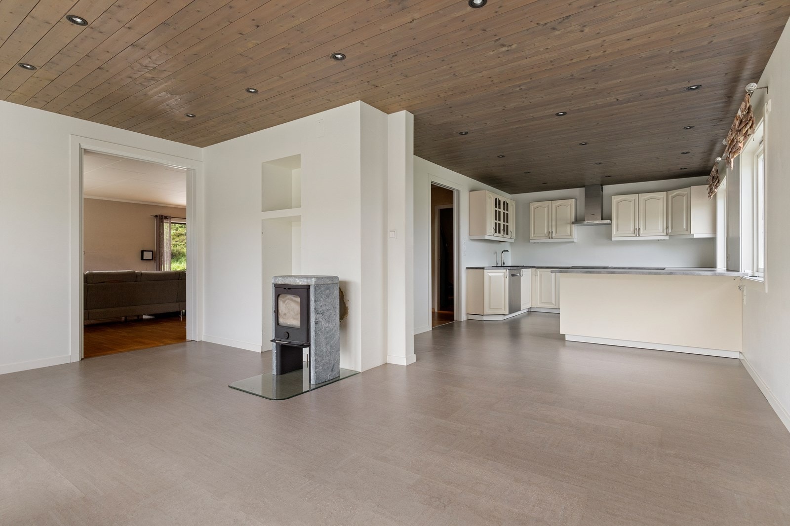 Stue med åpne løsning til kjøkkenet Galleribilde