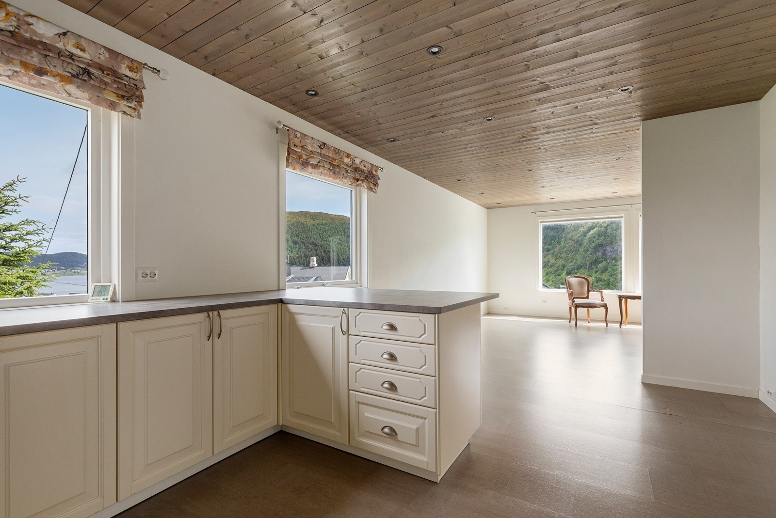 Kjøkkeninnredning fra Skeide Møbelindustri med profilerte fronter og laminat benkeplate med nedfelt vask og platetopp | integrert stekeovn Galleribilde