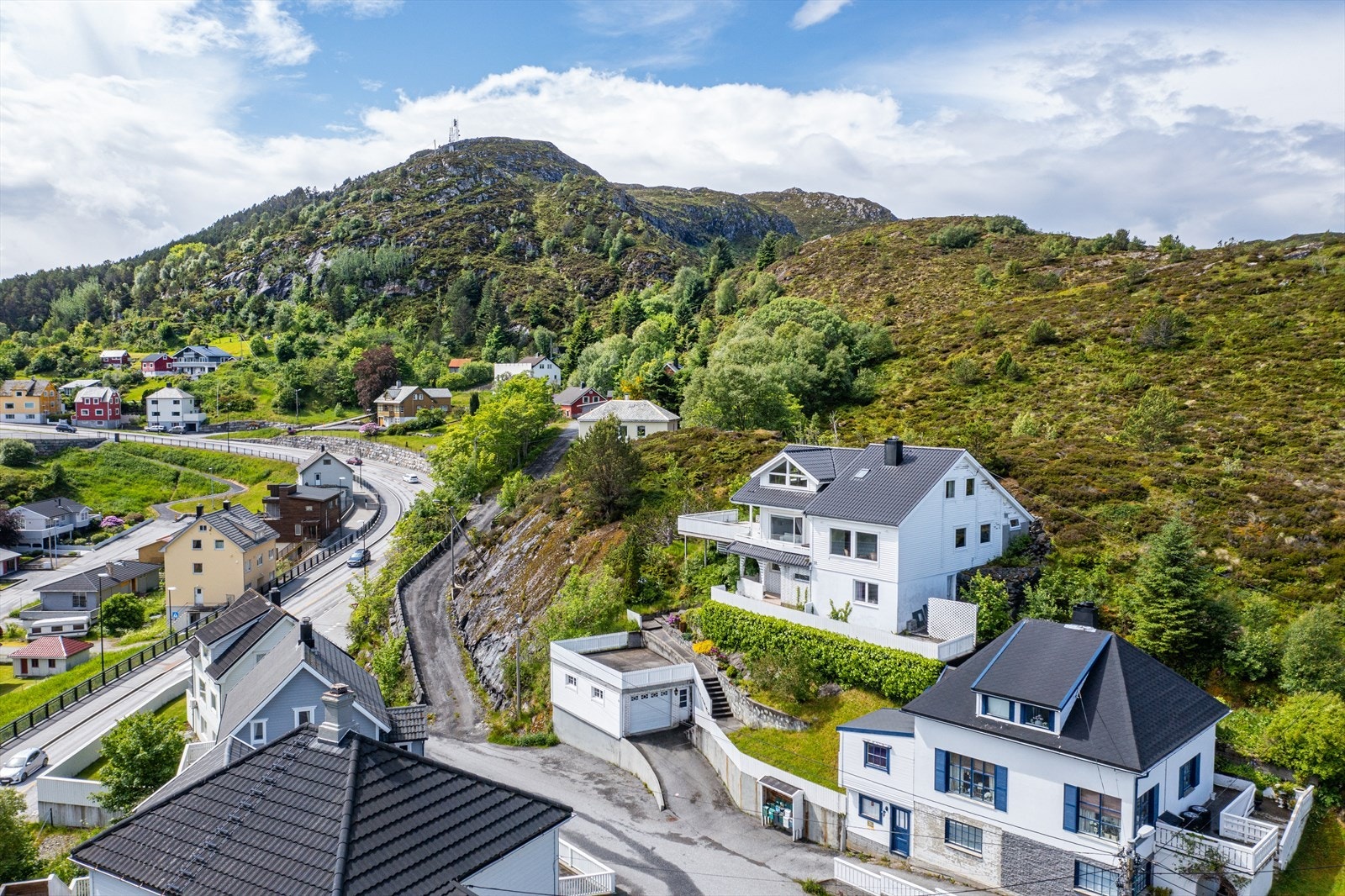Boligen ligger på flott utsiktstomt med gode solforhold og flott utsikt sentralt i Fosnavåg Galleribilde