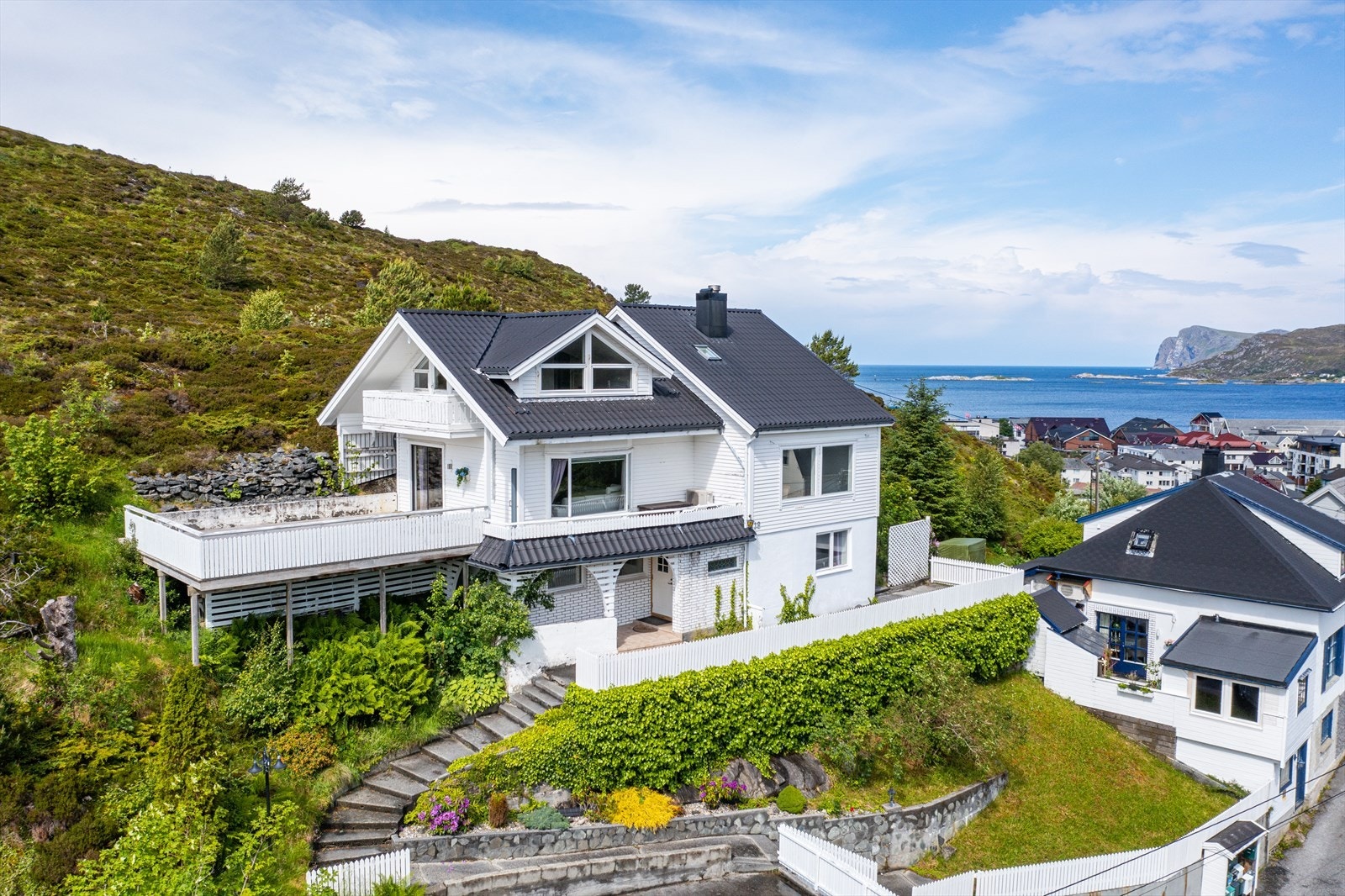 Frittliggende enebolig med byggeår 1962, tilbygget i 1985 med et samlet BRA på 209 m² Galleribilde