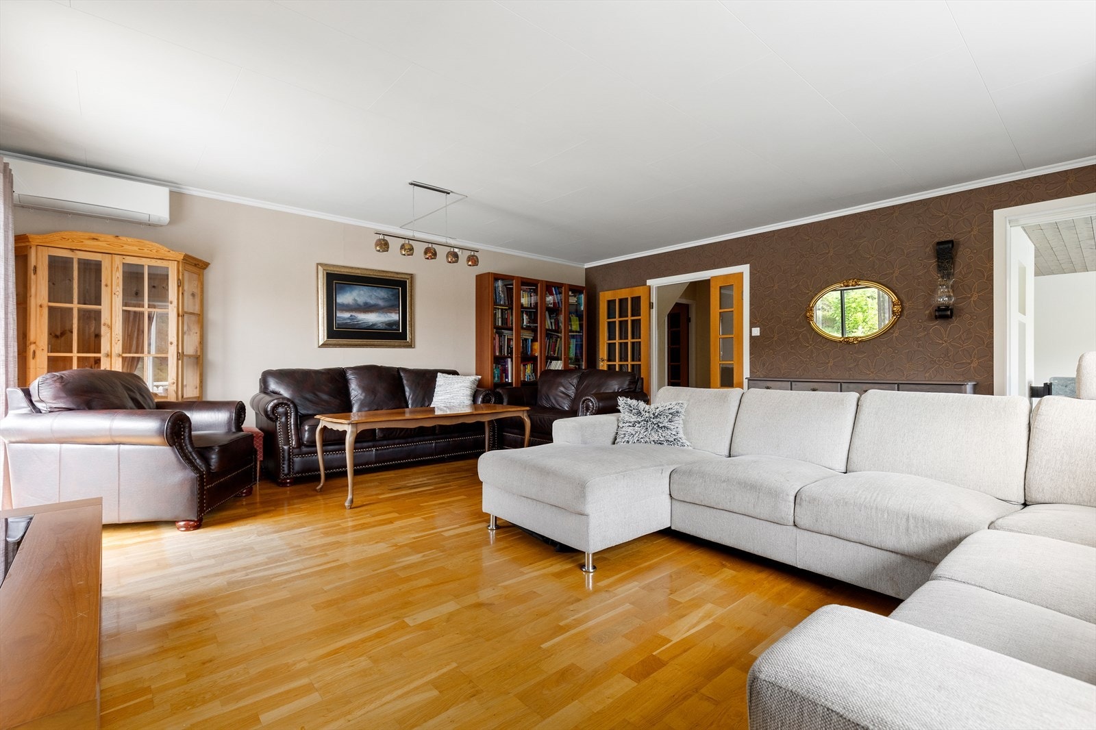 Stue i hovedetasjen | varmepumpe er montert her Galleribilde