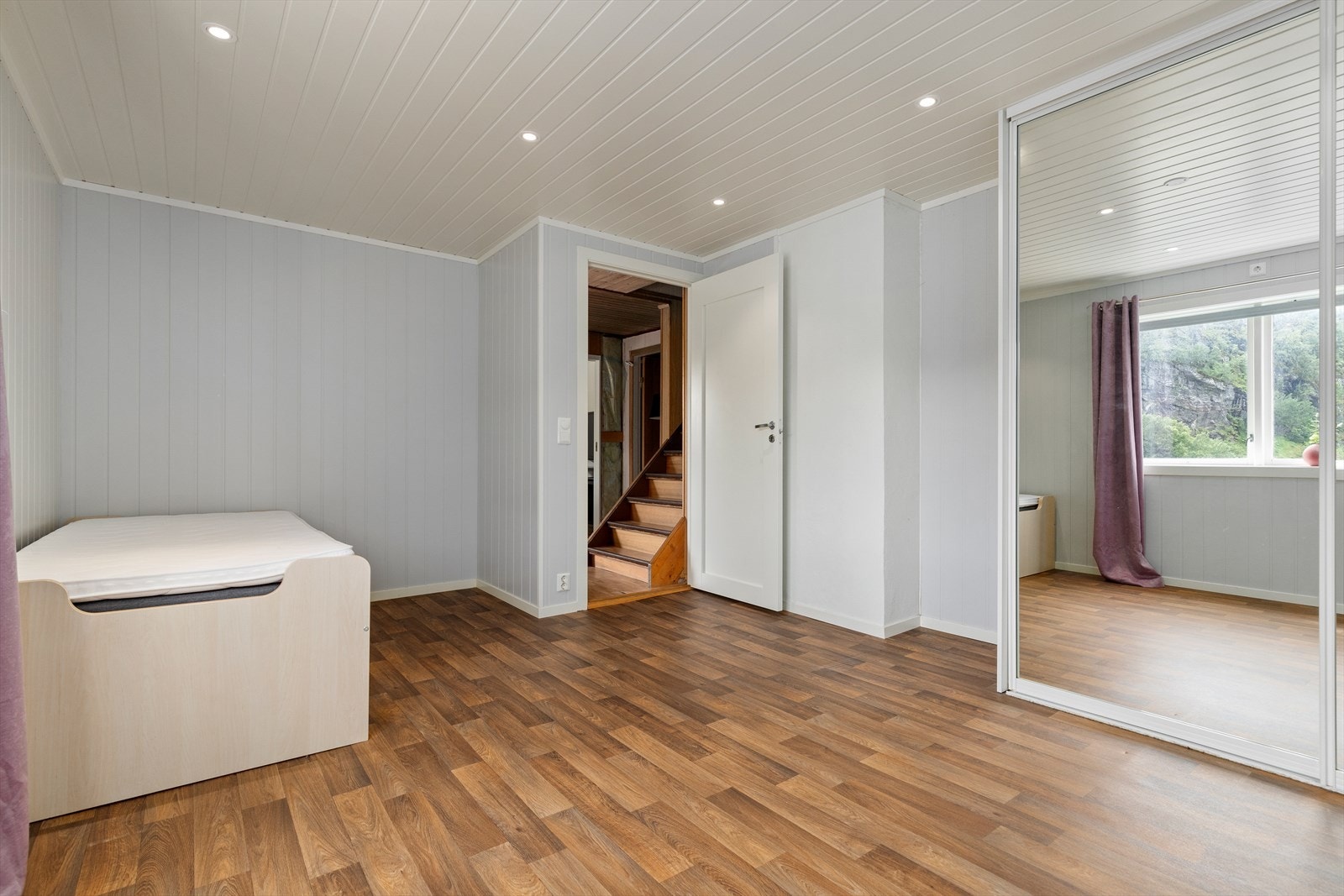 Soverom i kjeller | kjelleretasjen har i byggegodkjente tegninger ingen definert bruk, så det har ikke vært mulig for meglerforetaket å vurdere lovligheten av bruken her Galleribilde