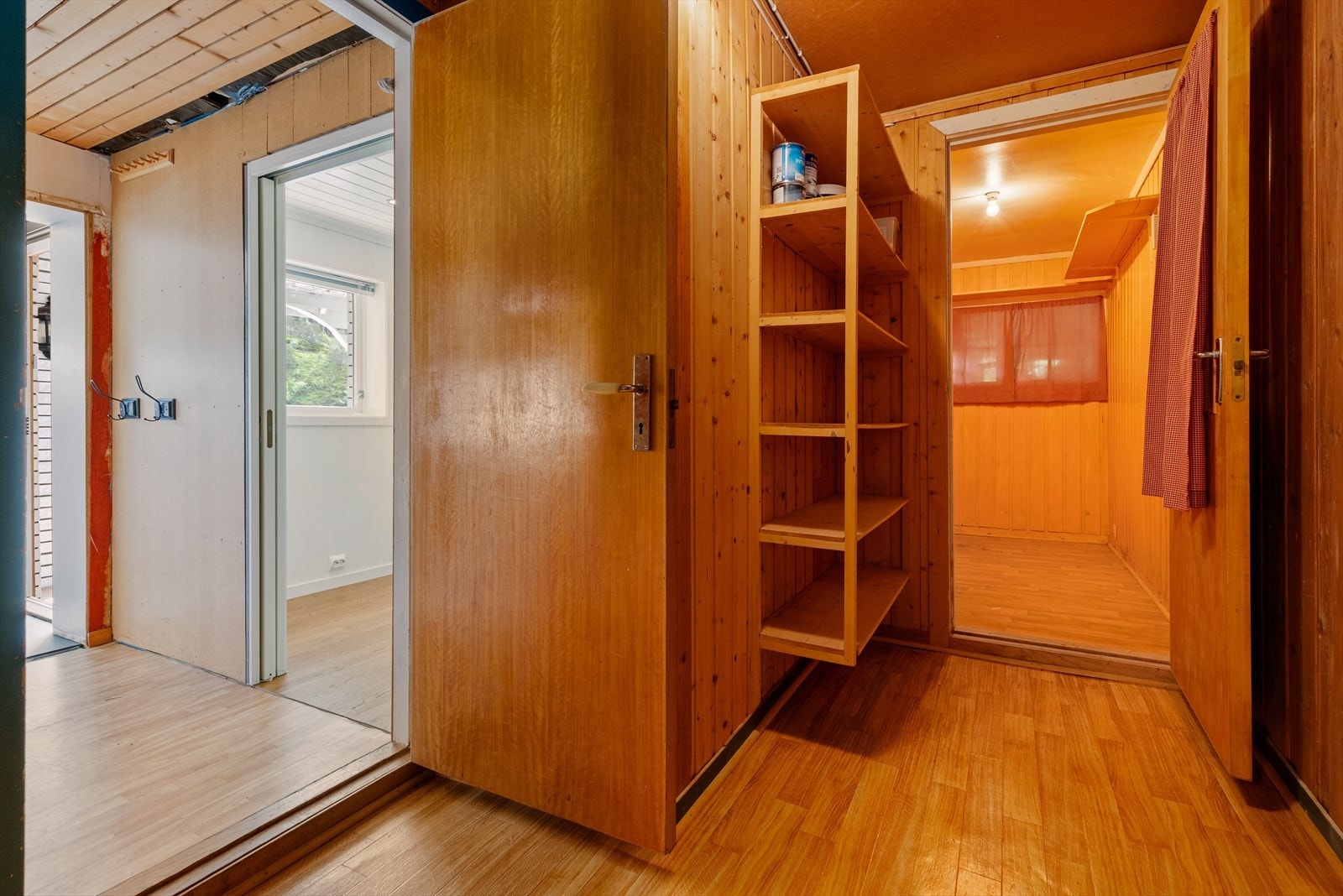 Gang mot bod i kjeller Galleribilde