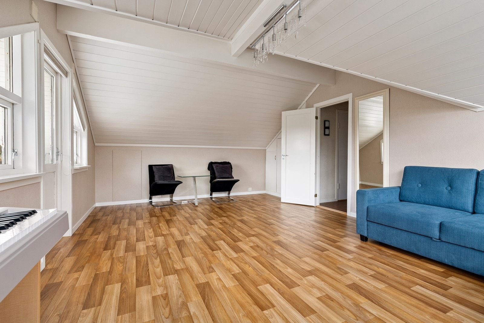 Loftstue med utgang til sydvendt veranda | rommet er i byggegodkjente tegninger angitt som 2 soverom og et kott Galleribilde