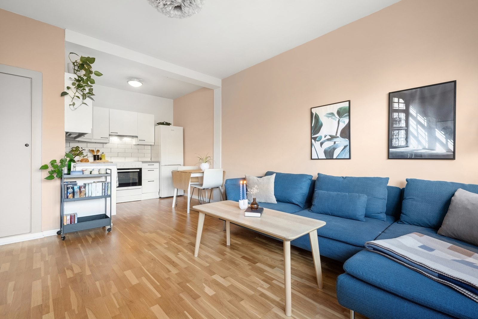 Stuen i leiligheten er av god størrelse. Her er det plass til det du skulle ønske av møblement. Galleribilde