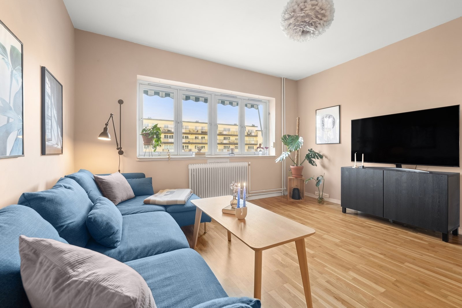 Dette er en flott 2-roms leilighet i 3. etasje. Leiligheten ligger flott til på populære Rosenhoff/Sinsen, et etablert boligområde med kort vei til både byliv og natur. Galleribilde