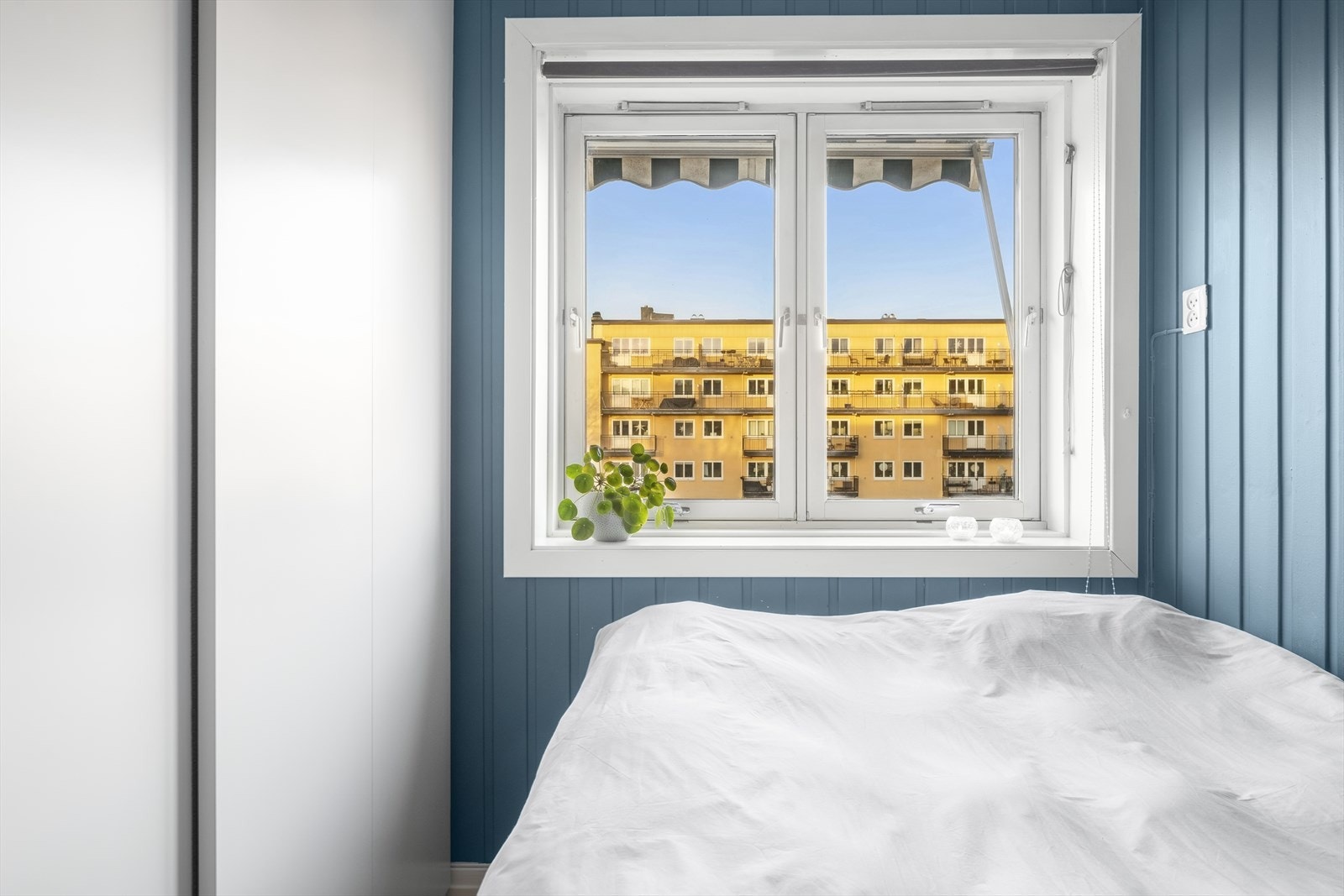 Det er skyvedørsgarderobe langs veggen mot stuen for optimal plassbesparing/bruk av plassen. Galleribilde