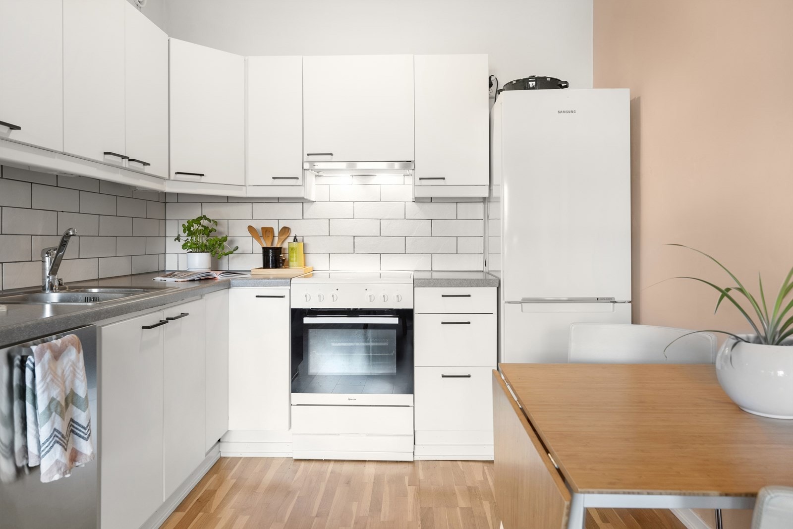 Kjøkkenet har opplegg for oppvaskmaskin og det er kjøkkenventilator med kullfilter. Galleribilde