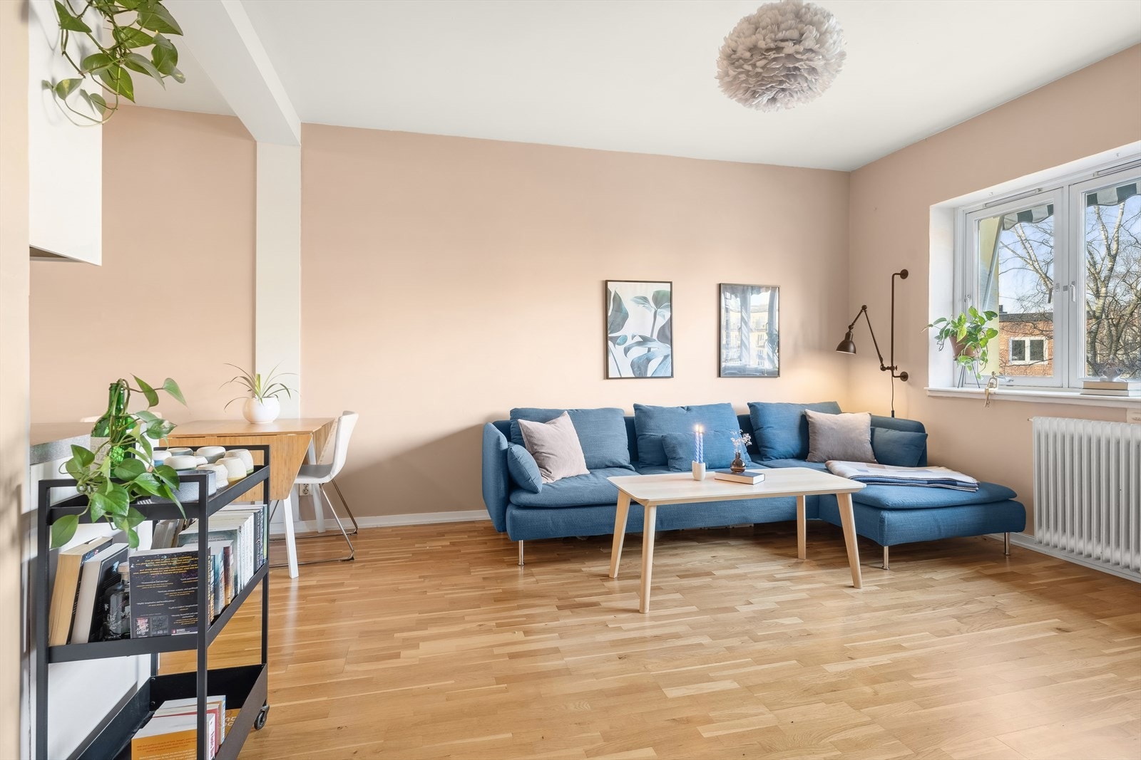 Stuen ble nymalt i 2023 og de store vindusflatene bidrar til godt med lys inn i rommet. Galleribilde