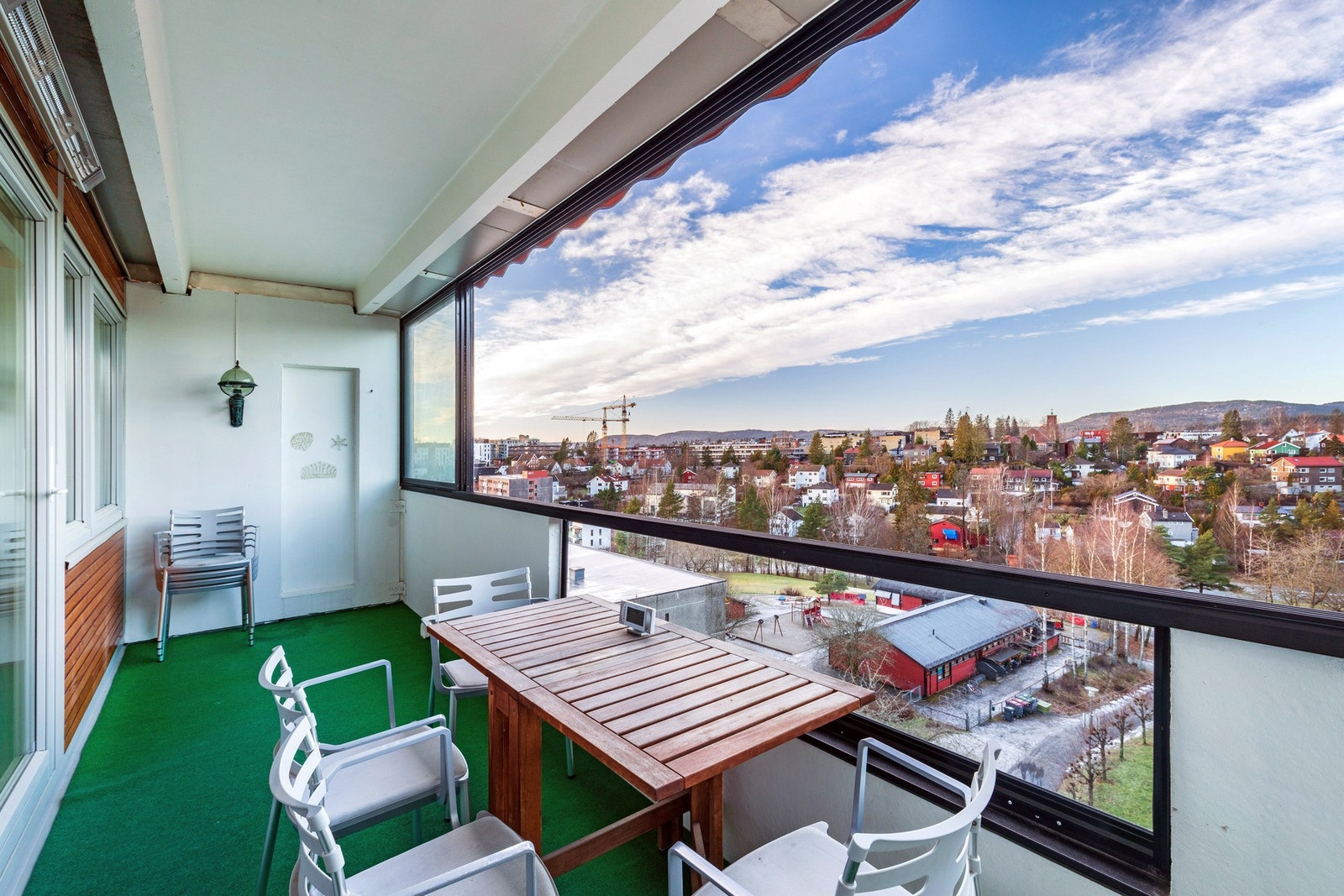 Nordvestvendt, innglasset balkong på 10 m² med gode solforhold og flott utsikt - perfekt for varme sommerdager. Galleribilde