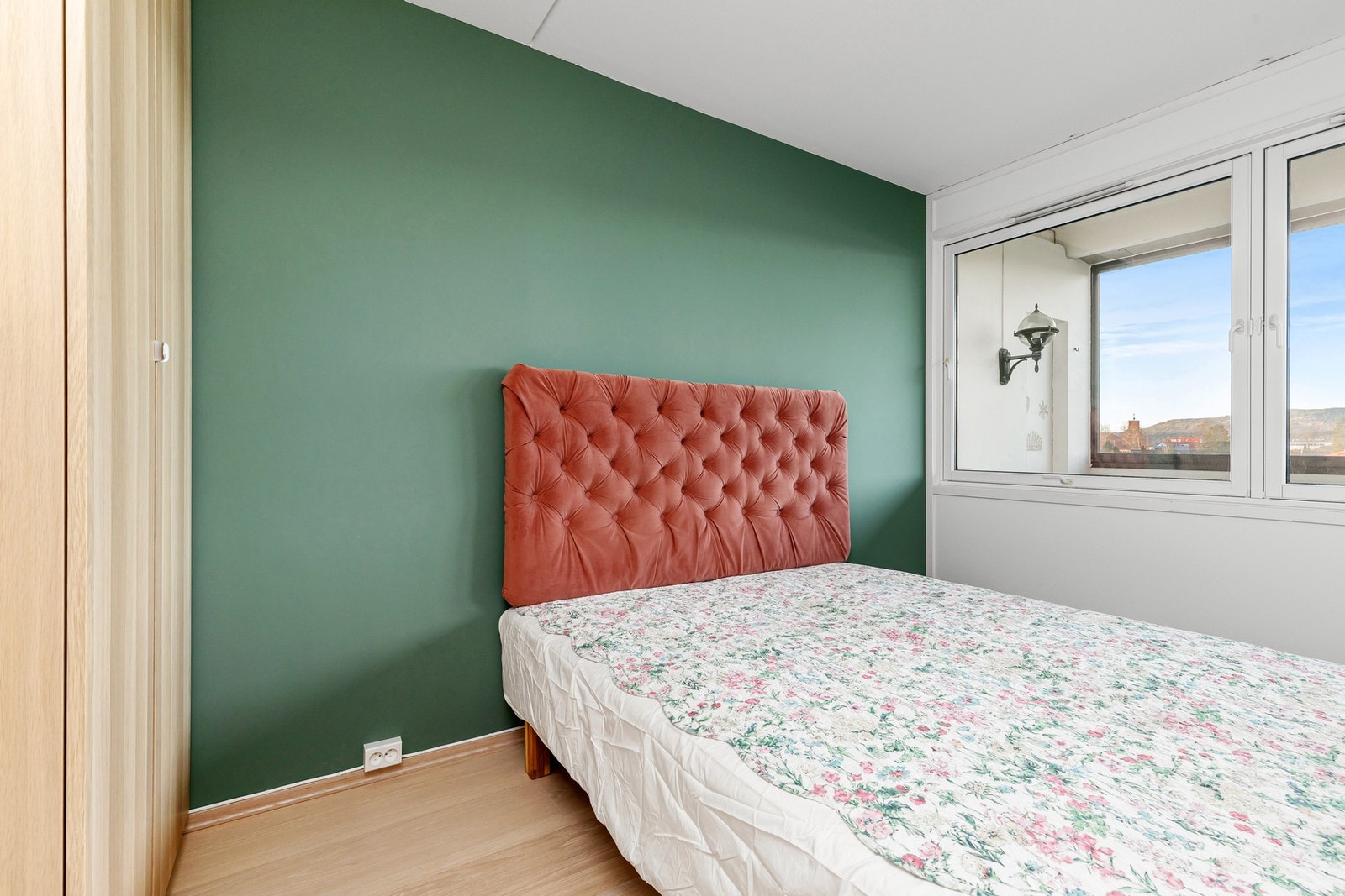 Soverom er holdt i moderne farge som står i stil med resten av leiligheten. Galleribilde