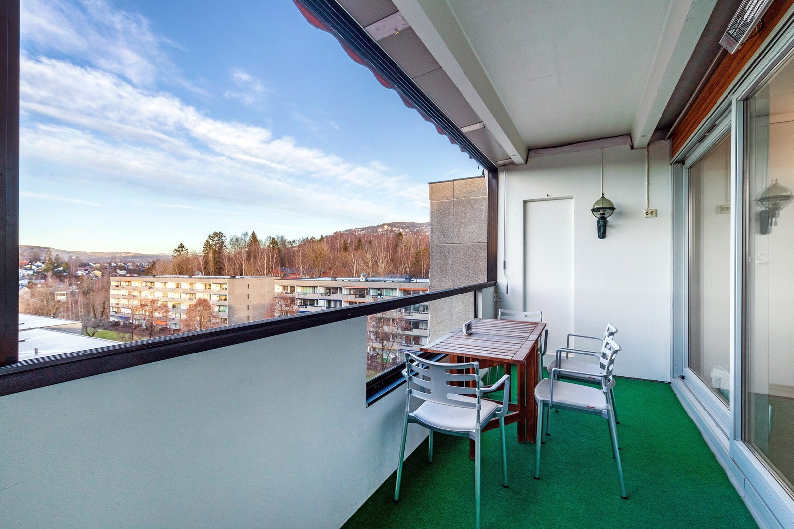 Som en fin forlengelse av stuen har leiligheten en lun, innglasset nordvestvestvendt balkong på 10 m². Balkongen har meget gode solforhold og vidstrakt utsikt. Galleribilde