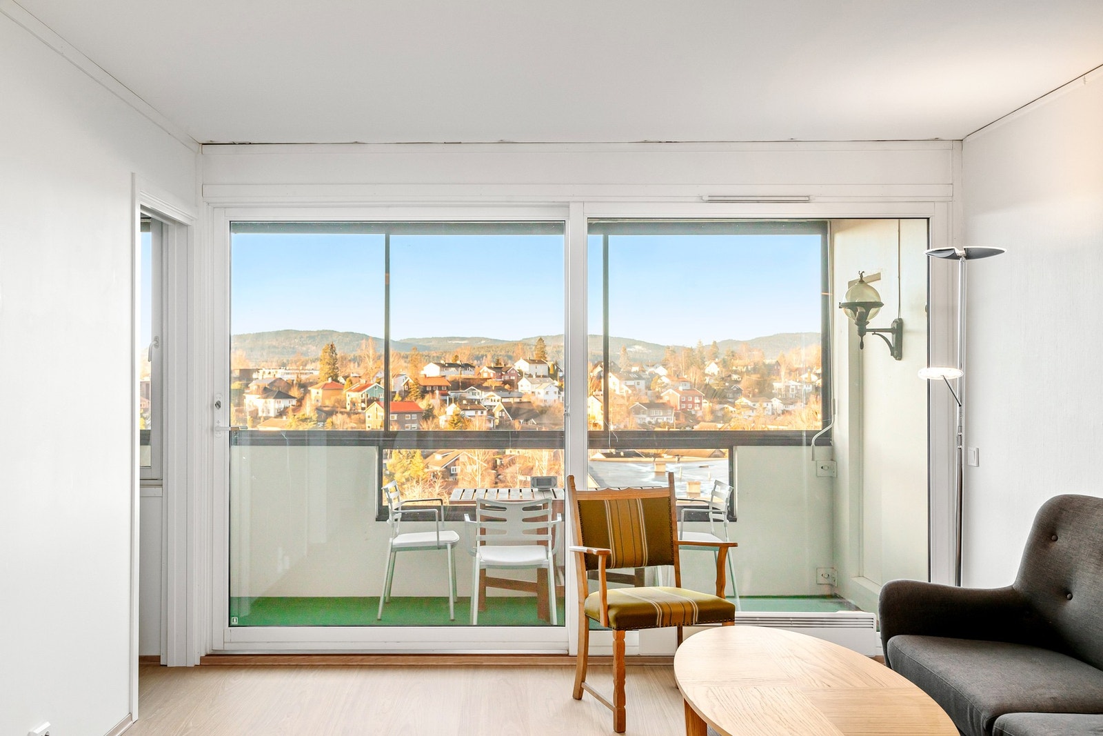 Nordvestvendt, innglasset balkong på 10 m² med gode solforhold og flott utsikt - perfekt for varme sommerdager. Galleribilde