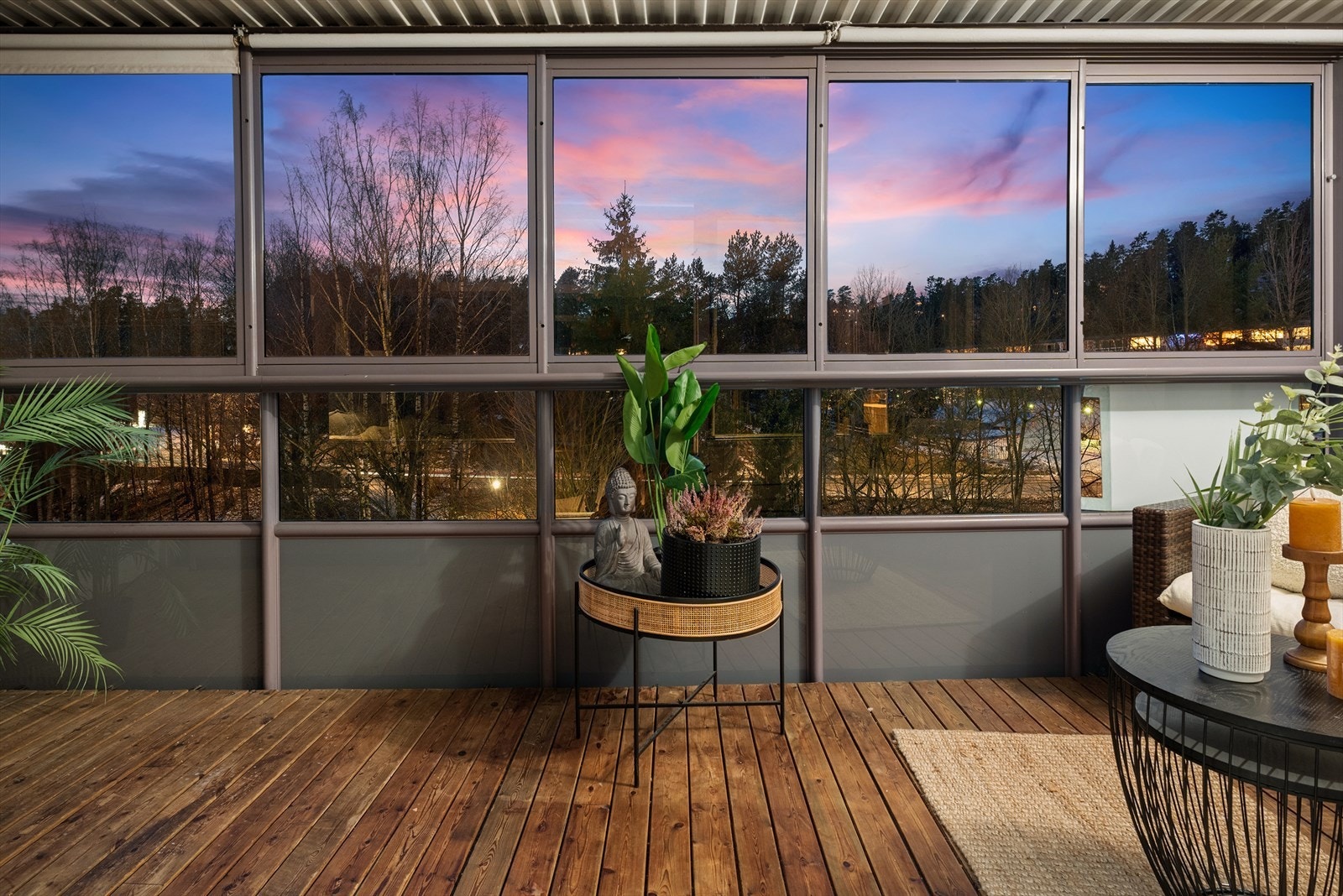 Balkongen kan benyttes langt utover sommersesongen og er en fin forlengelse av stuen. Galleribilde