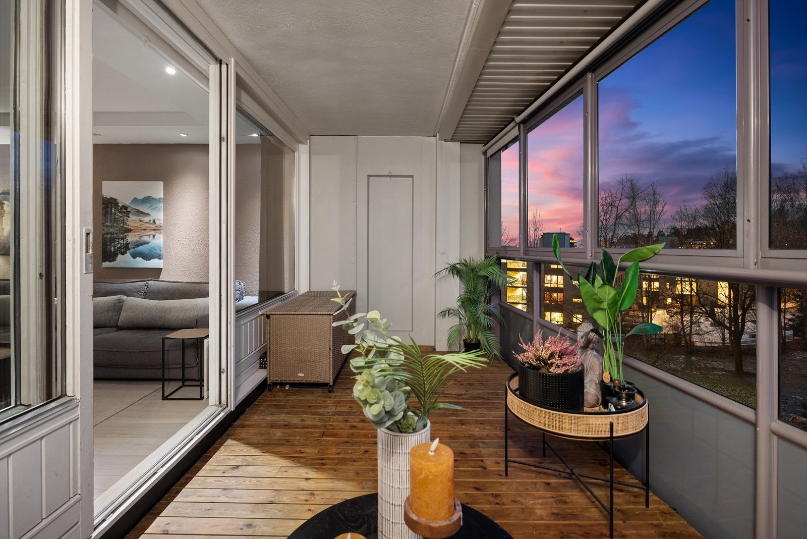 Uteplassen har dekke av terrassebord, vegger på siden og innglassing som kan skyves til side. Galleribilde