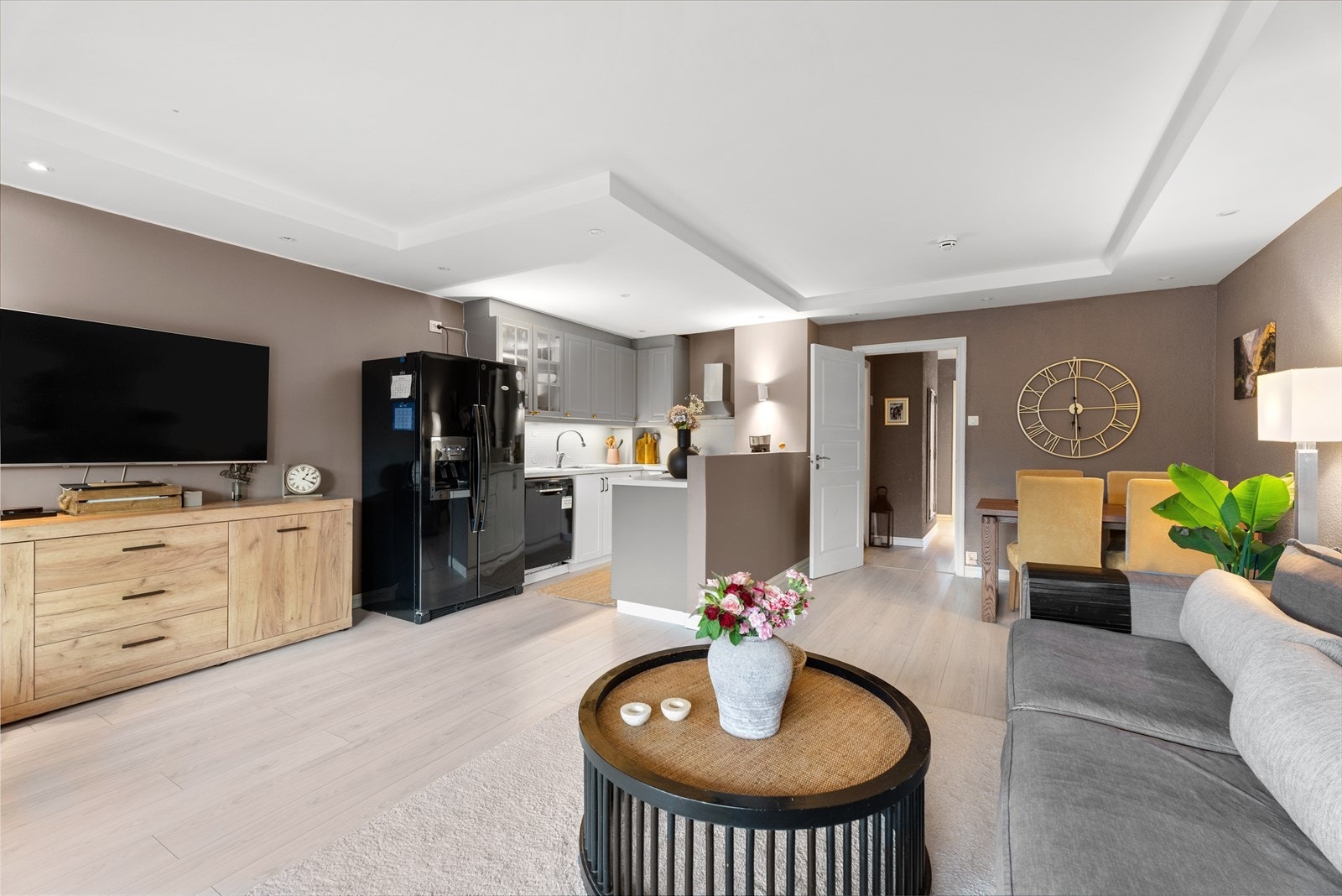 Stuen er lys og luftig med åpen kjøkkenløsning og god plass til både tv-lounge og spisebord. Galleribilde