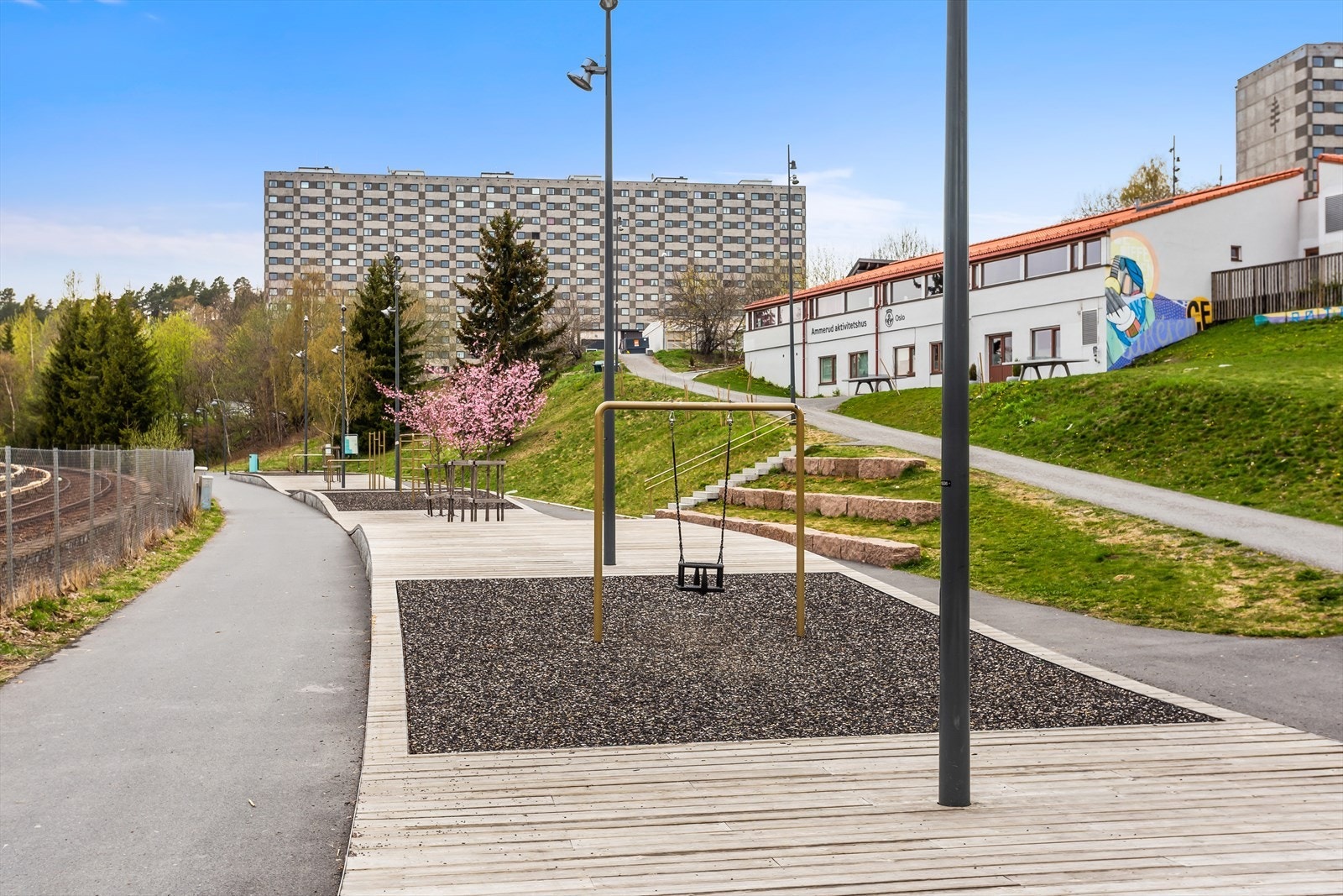 Nærområdet er godt tilrettelagt for barn og unge med aktivitetshus og ungdomsklubb på feltet. Galleribilde