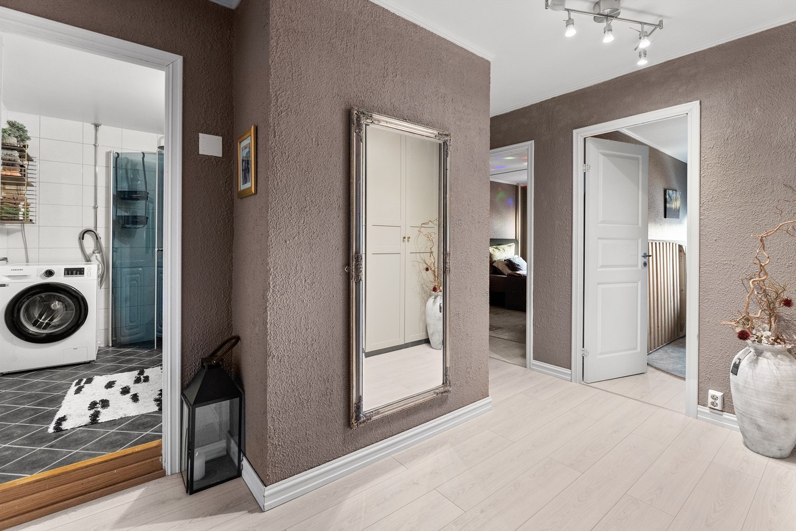 Entreen er romslig og innbydende med god oppbevaringsplass i to doble garderobeskap. Galleribilde