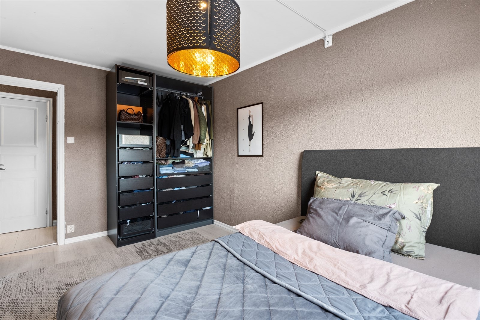 Hovedsoverommet er innredet med garderobeskap som har skuffer, hyller og oppheng til tøy. Galleribilde