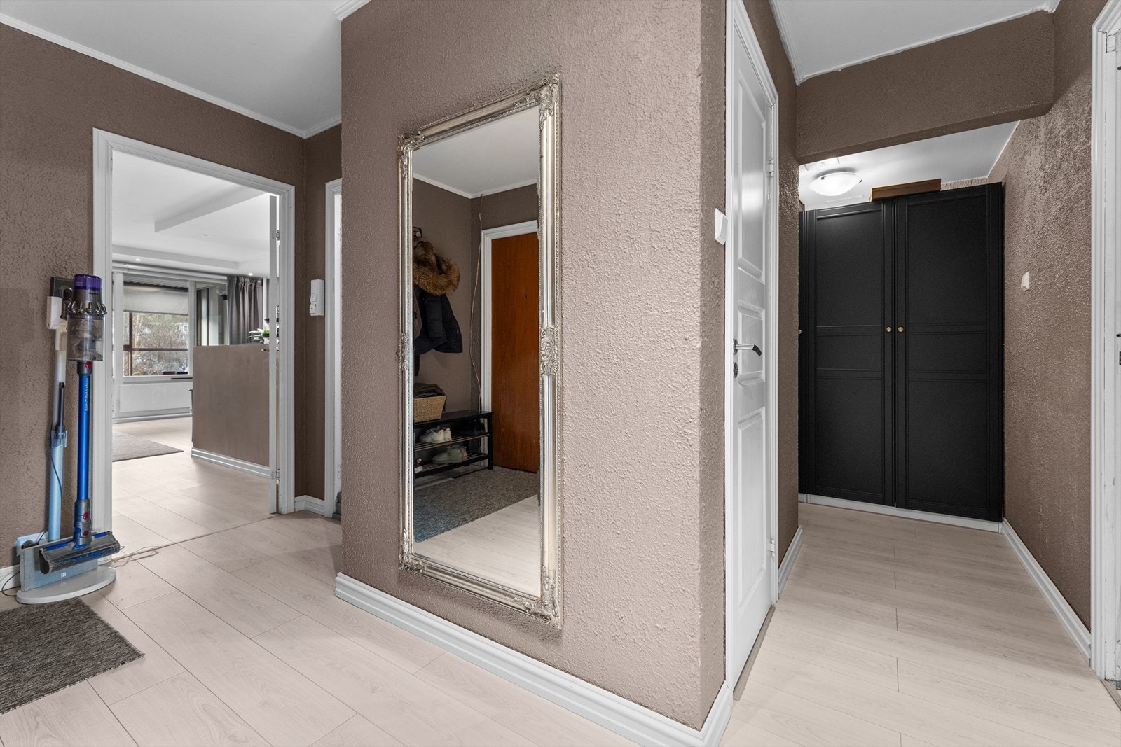 Entreen har en god størrelse og to garderobeskap som gjør det enkelt å holde orden. Galleribilde