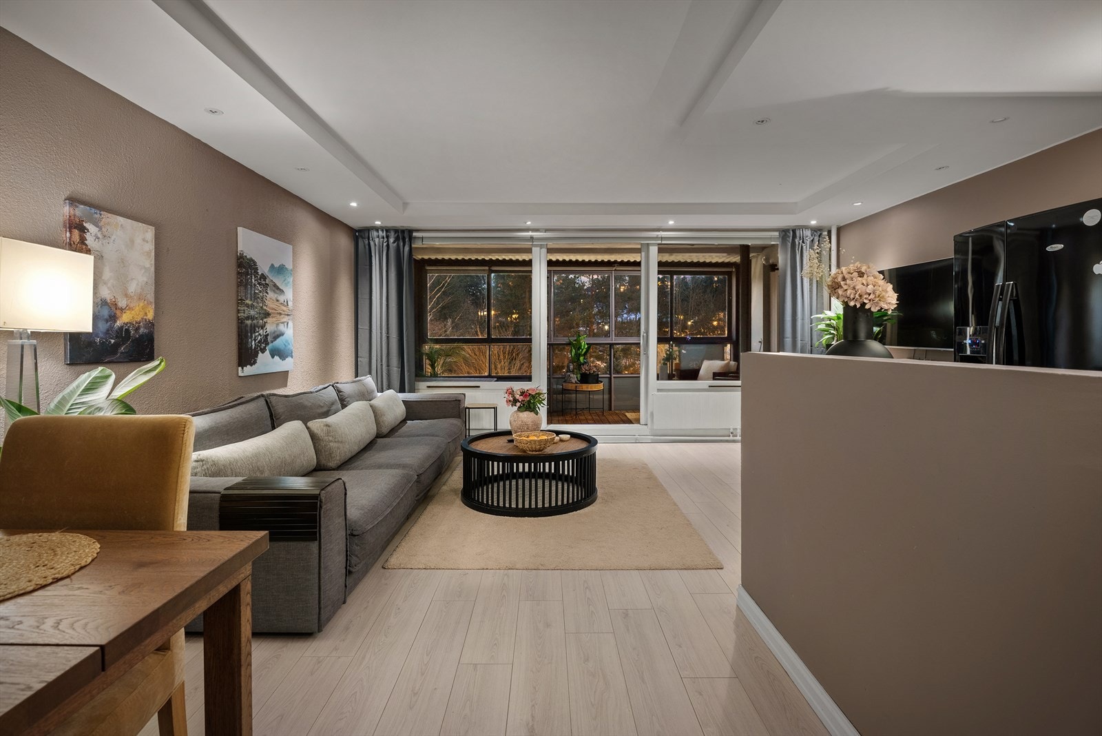 Stuen har store, vestvendt vinduer mot balkongen i vest og rikelig med downlights nedfelt langs himlingen. Galleribilde