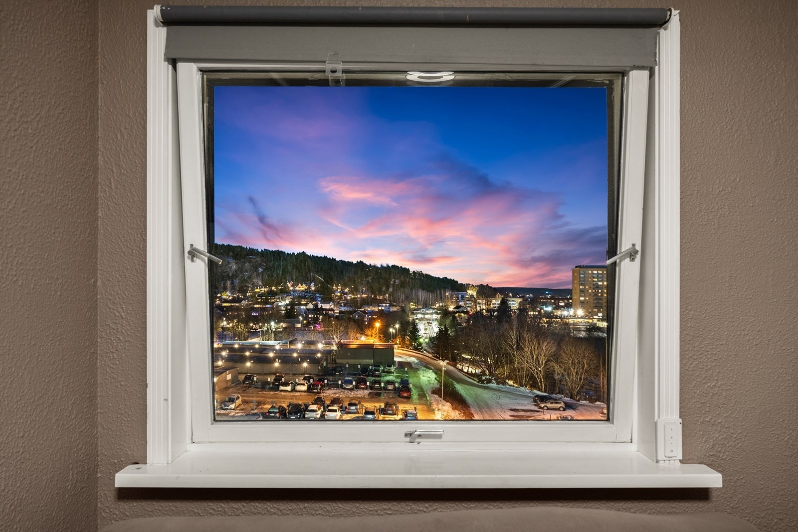 Østvendte vinduer i soverommene gir vidstrakt utsikt. Galleribilde