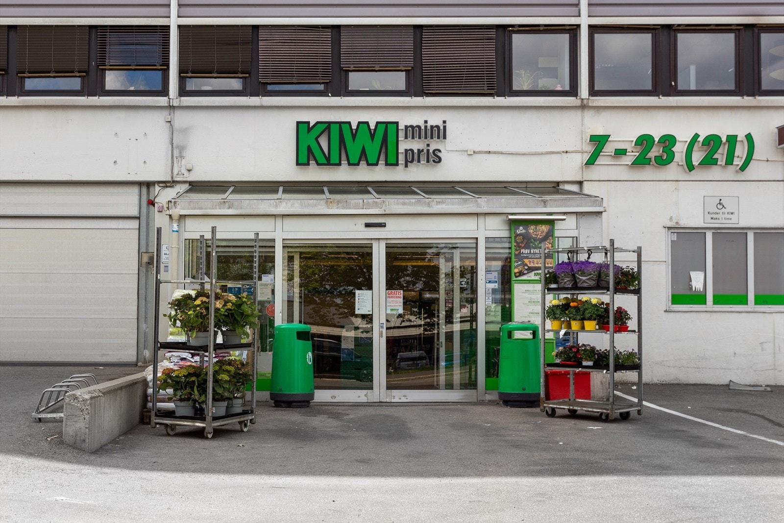 Det er gangavstand på ca. 500 meter til Kiwi på Ammerud, og kort vei til andre butikker. Galleribilde